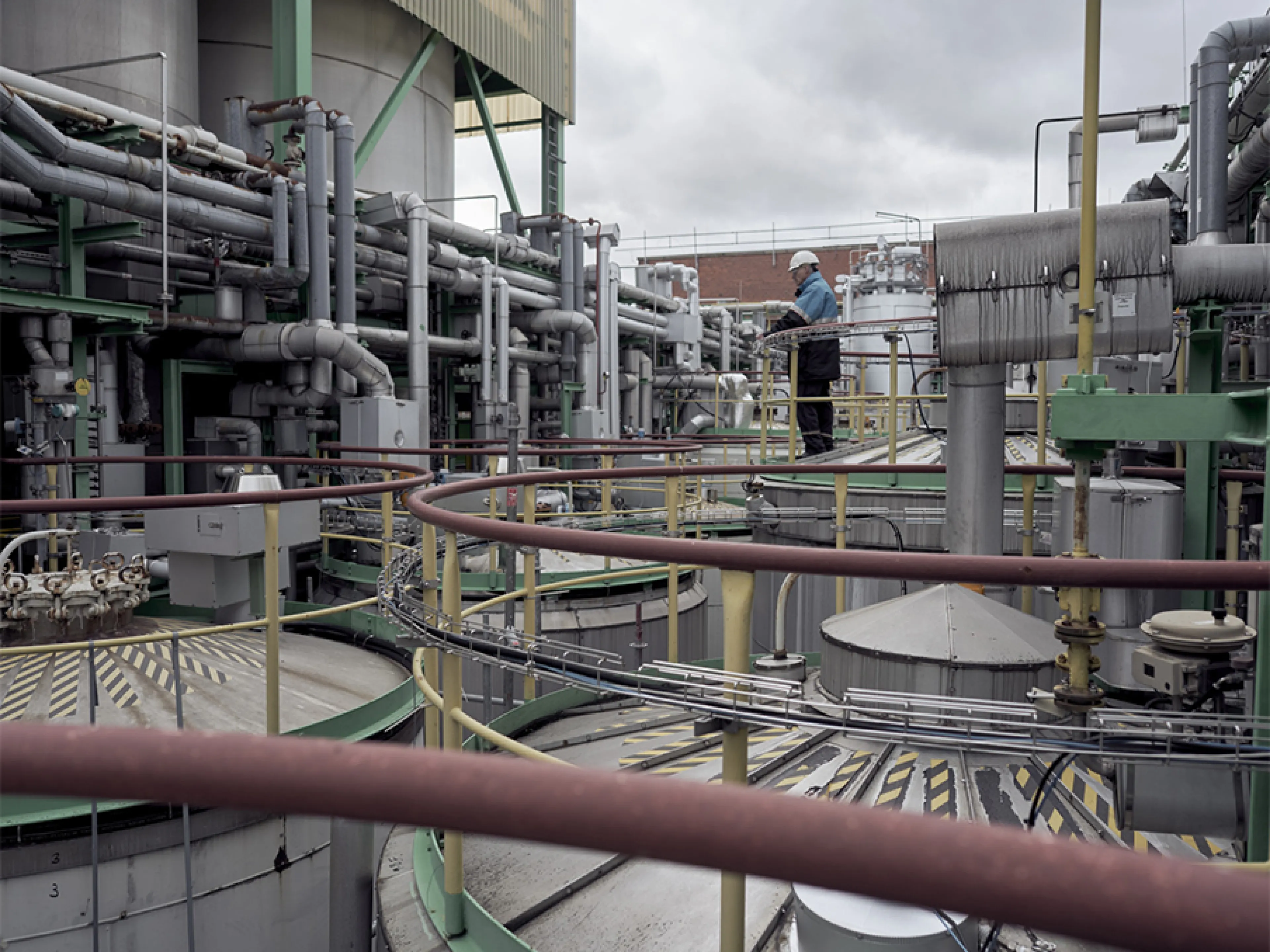 Eine der Covestro-Produktionsstraßen des Dormagener Polyester-Betriebs arbeitet KI-gesteuert.