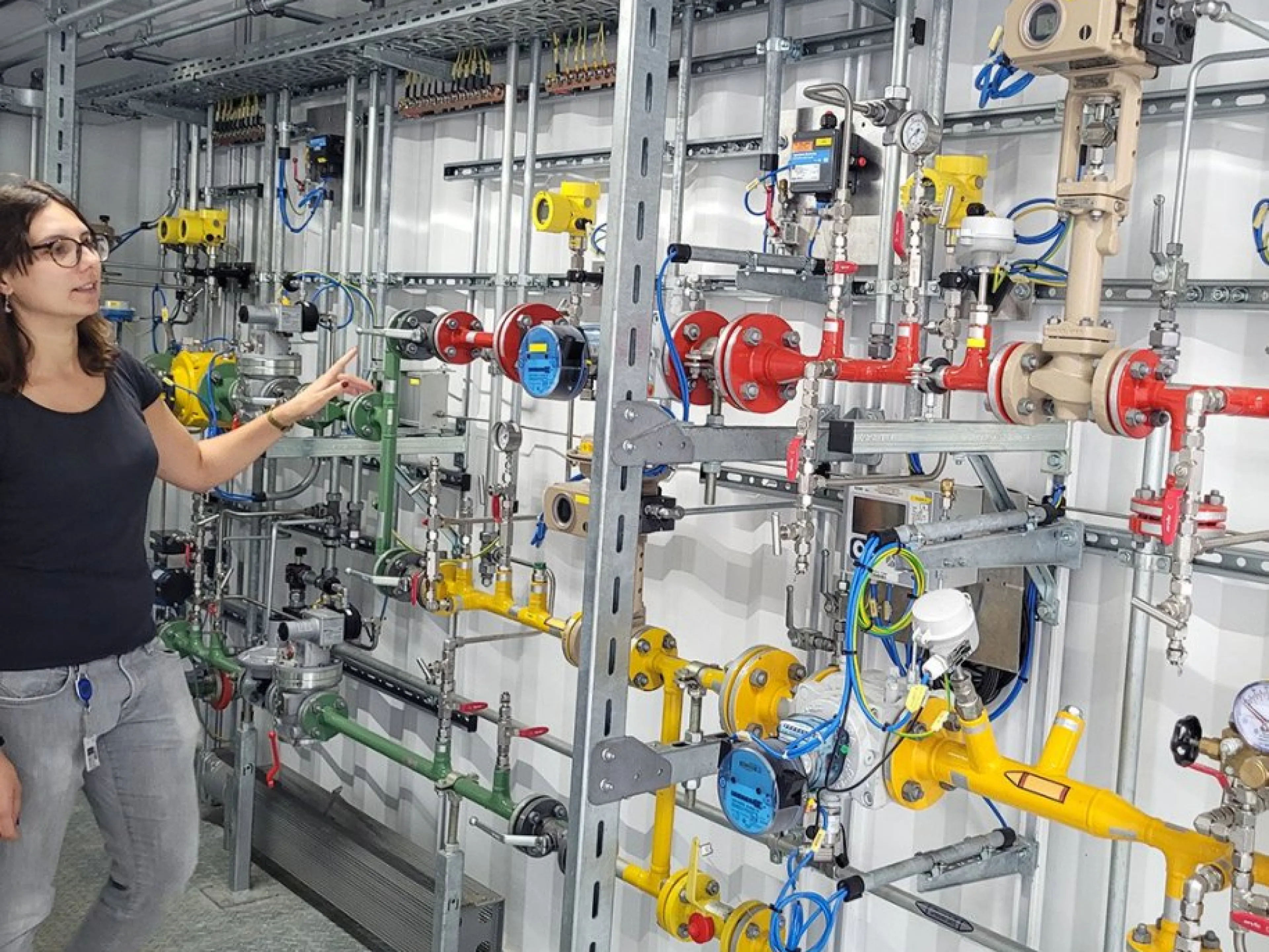 Daniela Wieland, Ingenieurin bei Netze BW, erklärt die Funktionsweise der Mischanlage, in der Wasserstoff dem Erdgas beigemischt wird
