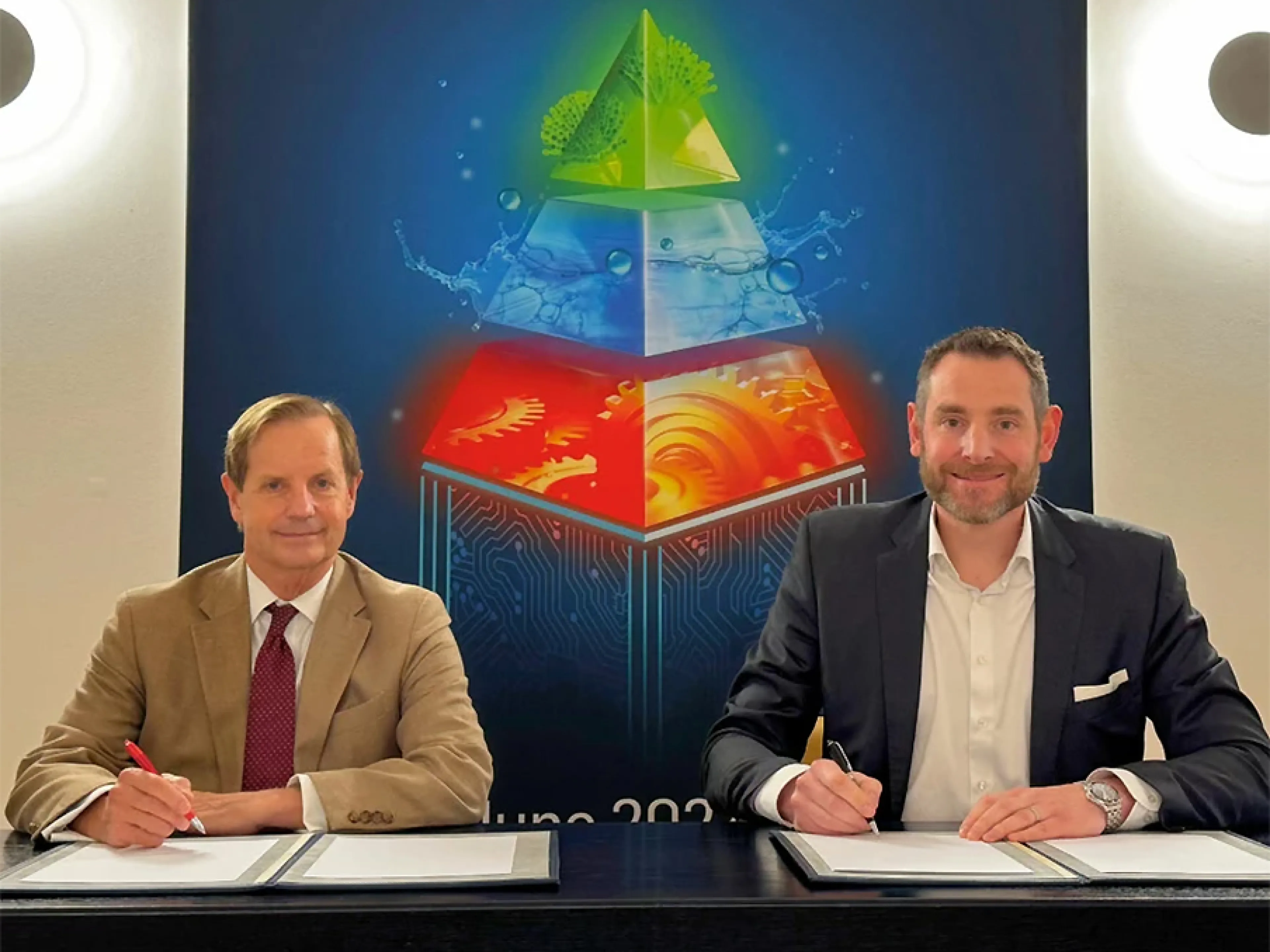 John Royall (l.), Präsident und CEO von Gulf Energy Information und Dr. Björn Mathes (r.), Geschäftsführer der Dechema Ausstellungs-GmbH bei der Vertragsunterzeichnung zur „ChemE Show“