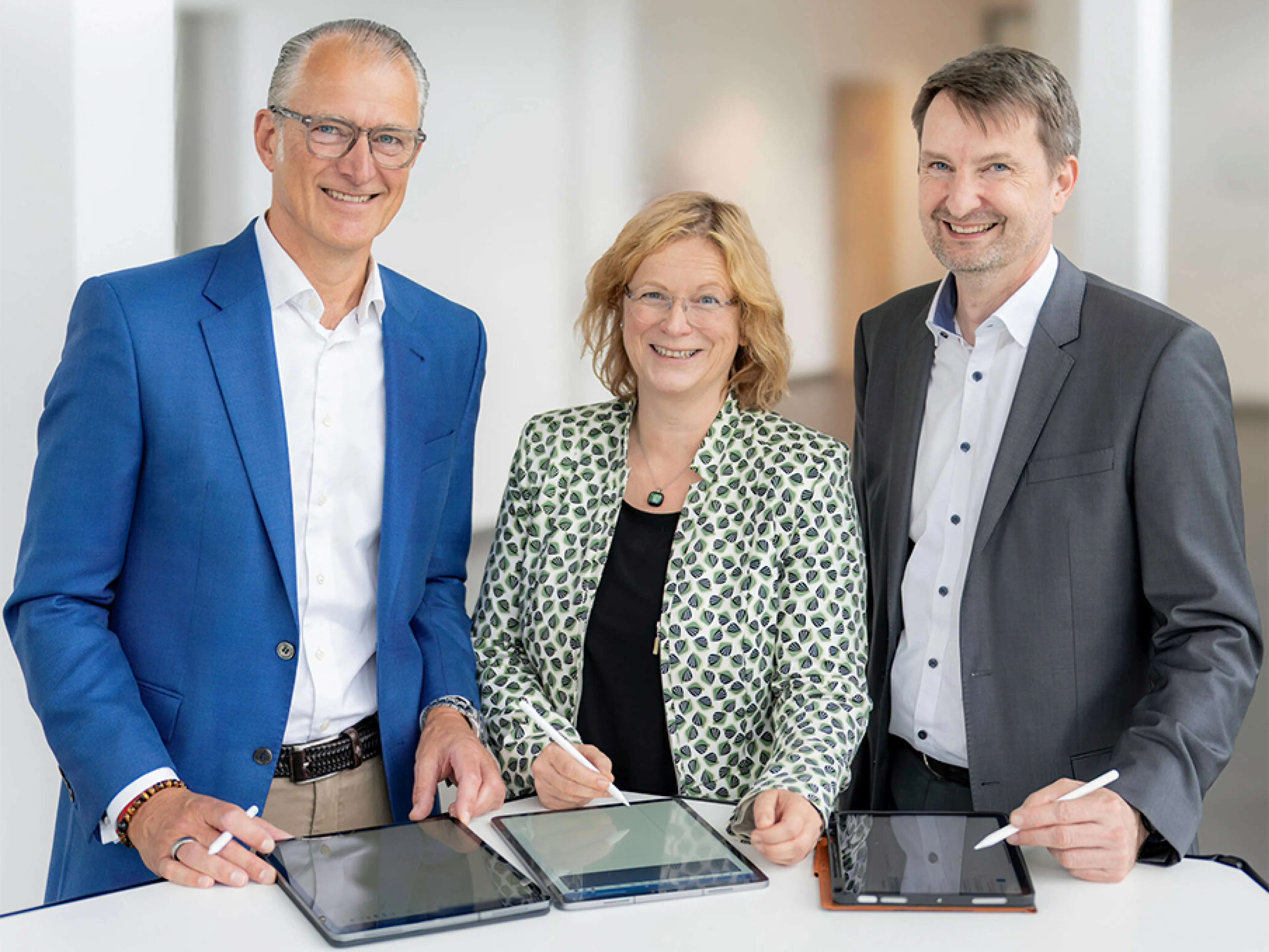 v.l.n.r.: Stefan Hansen, CEO bei NTT Data DACH, Dr. Heidi Grön, SVP Production & Technology der Division Smart Materials bei Evonik und Thomas Schiffer, Leiter der IT bei Evonik, Bild: NTT Data v.l.n.r.: Stefan Hansen, CEO bei NTT Data DACH, Dr. Heidi Grön, SVP Production & Technology der Division Smart Materials bei Evonik und Thomas Schiffer, Leiter der IT bei Evonik