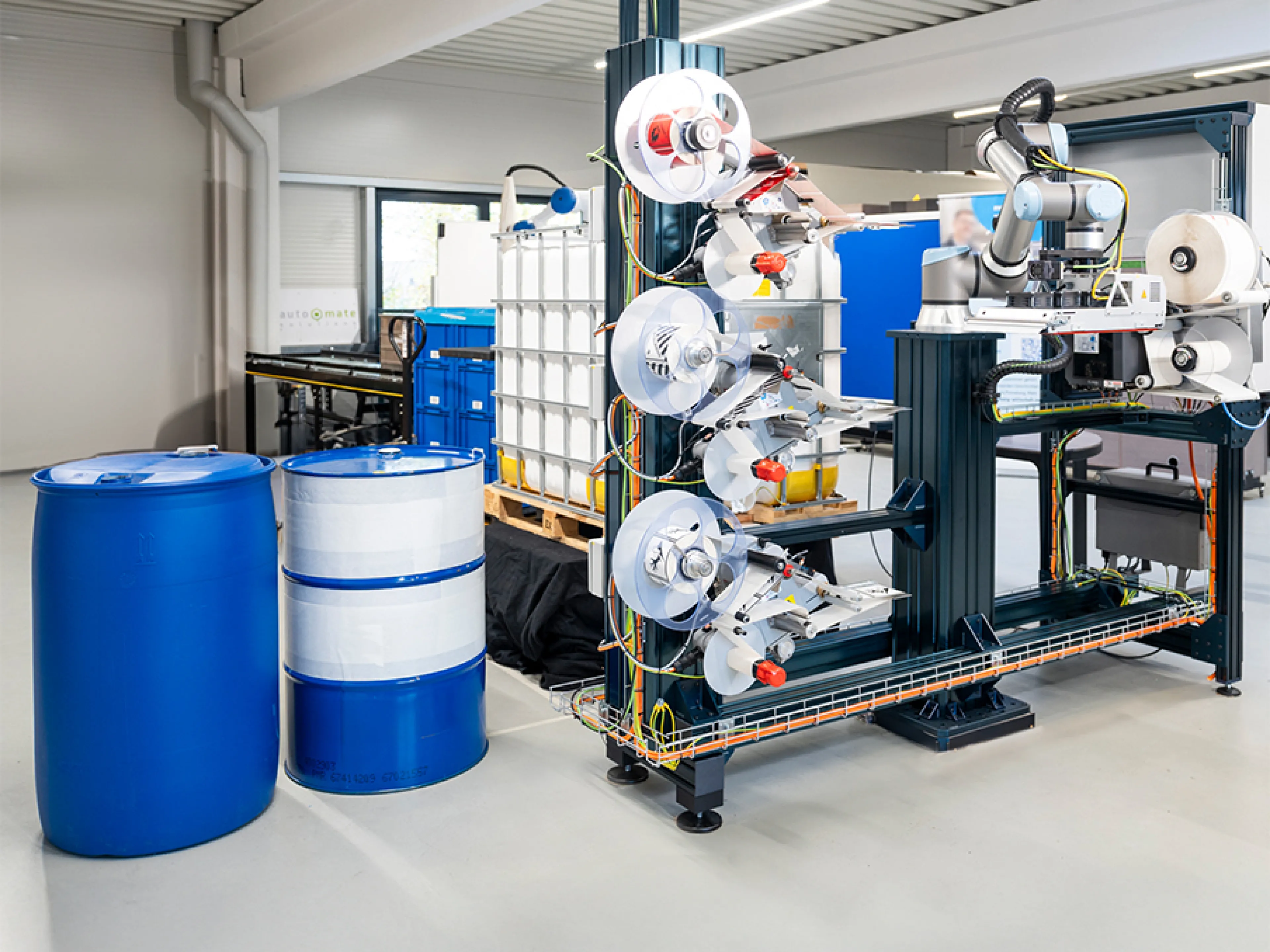 Moin Robotics integriert robotergestützte Etikettieranlage für IBCs und Fässer, Bild: Bluhm Systeme Moin Robotics integriert robotergestützte Etikettieranlage für IBCs und Fässer