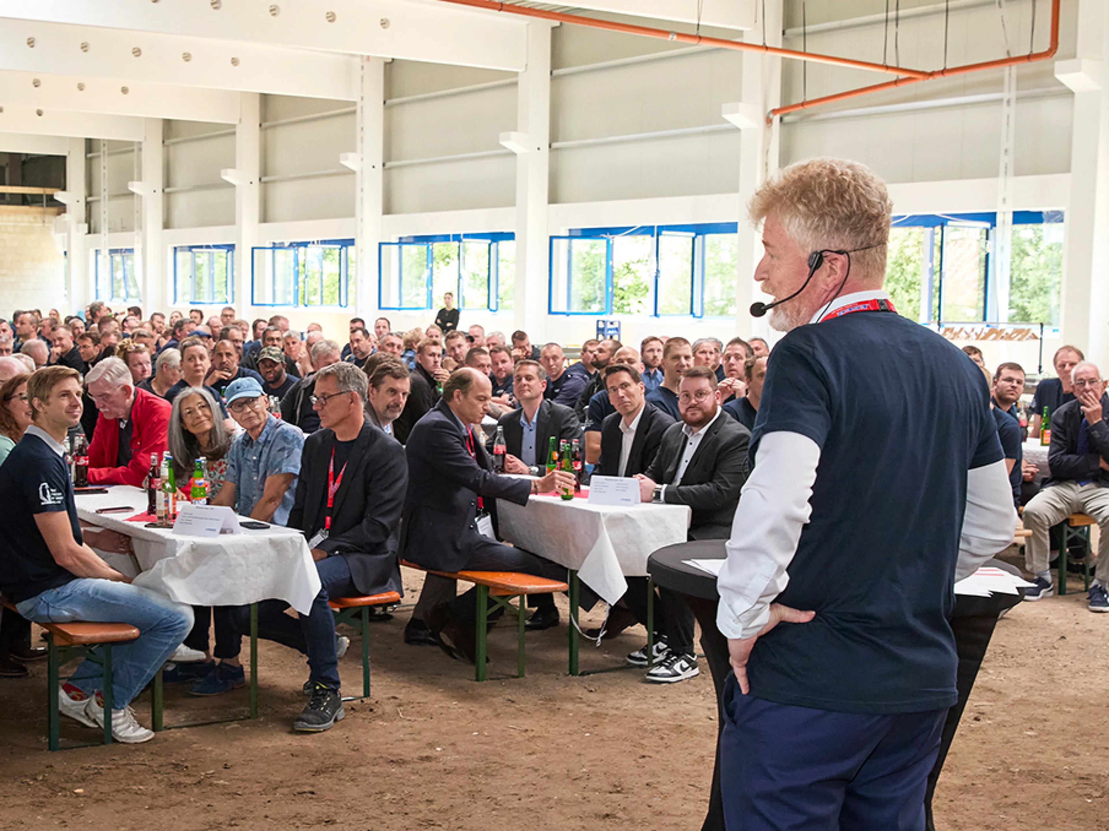 Leser Geschäftsführer Joachim Klaus freut sich gemeinsam mit seinen über 500 Mitarbeitern und Gästen über den Fortschritt der 45 Millionen Euro schweren Hallenerweiterung der Leser Factory of Safety Valves in Hohenwestedt / Schleswig-Holstein zur Produktion seiner Sicherheitsventile