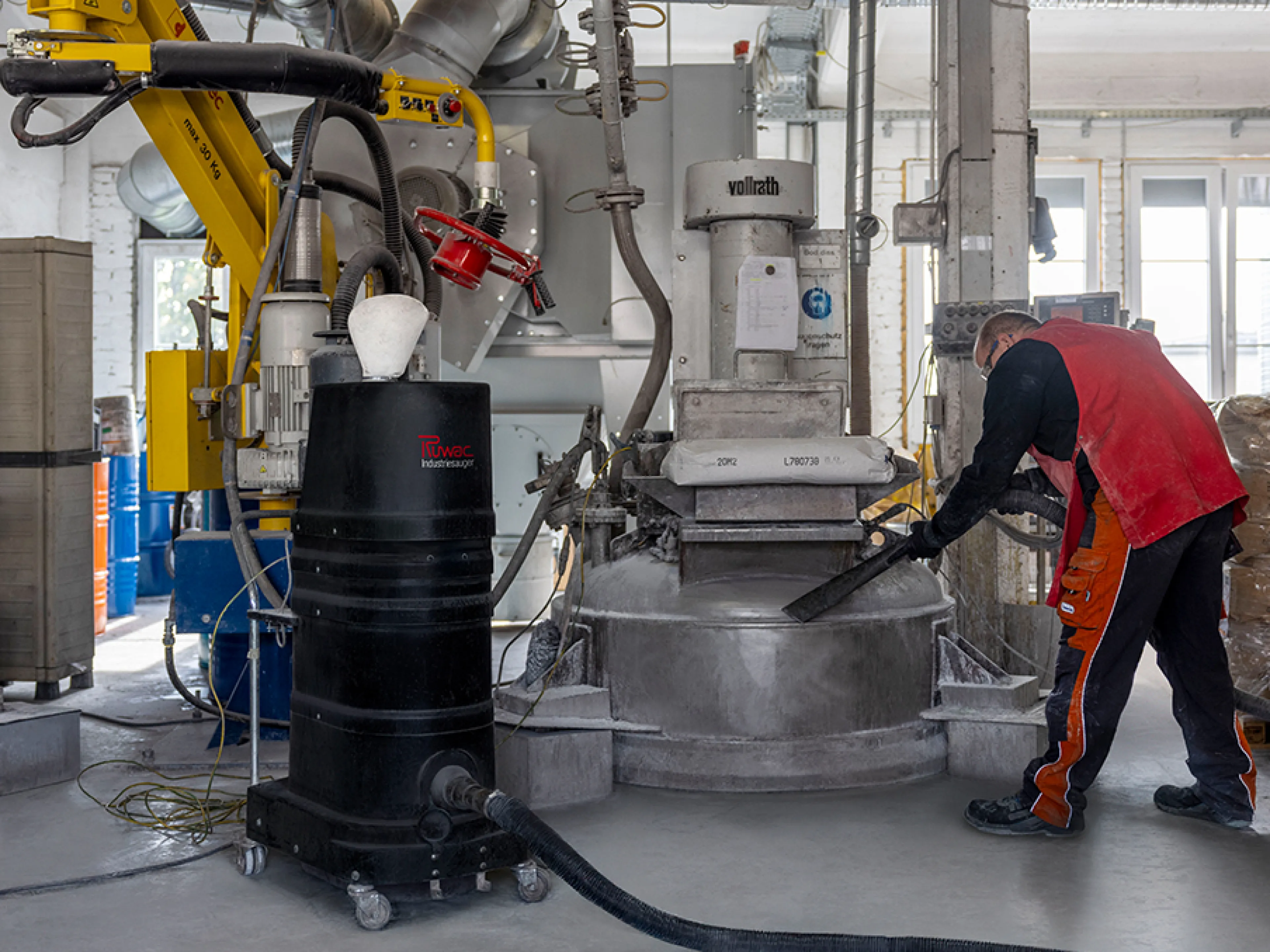 Bei der Lackherstellung werden pulverförmige Füllstoffe in lösemittelhaltige Vorlagen dosiert. Hier kommt ein Gas-Ex-Sauger zum Einsatz als kombinierter Gas- und Staubexplosionsschutz, Bild: Ruwac Industriesauger Bei der Lackherstellung werden pulverförmige Füllstoffe in lösemittelhaltige Vorlagen dosiert. Hier kommt ein Gas-Ex-Sauger von Ruwac zum Einsatz als kombinierter Gas- und Staubexplosionsschutz