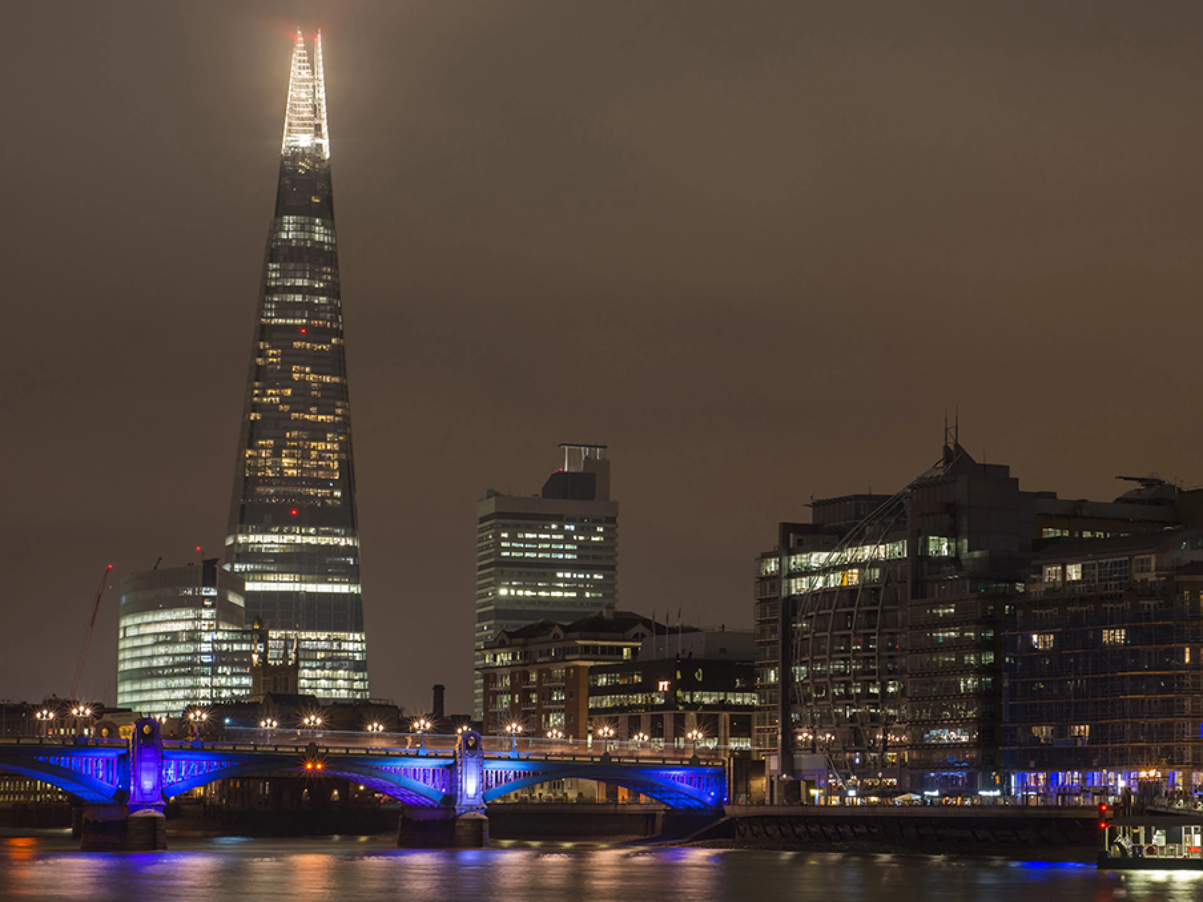 Die Aluminiumfassade von „The Shard“ in London wurde mit „Interpon D2525“ gestrichen. Diese wurde mit Breeam Excellent bewertet, einem weltweit anerkannten Standard zur Bewertung und Zertifizierung der Nachhaltigkeit von Gebäuden und Infrastruktur, Bild: BASF Durch die Zusammenarbeit mit Arkema und BASF entlang der Wertschöpfungskette hat Akzo Nobel den CO2-Fußabdruck seiner superlanglebigen Pulverlacke um bis zu 40 Prozent gesenkt
