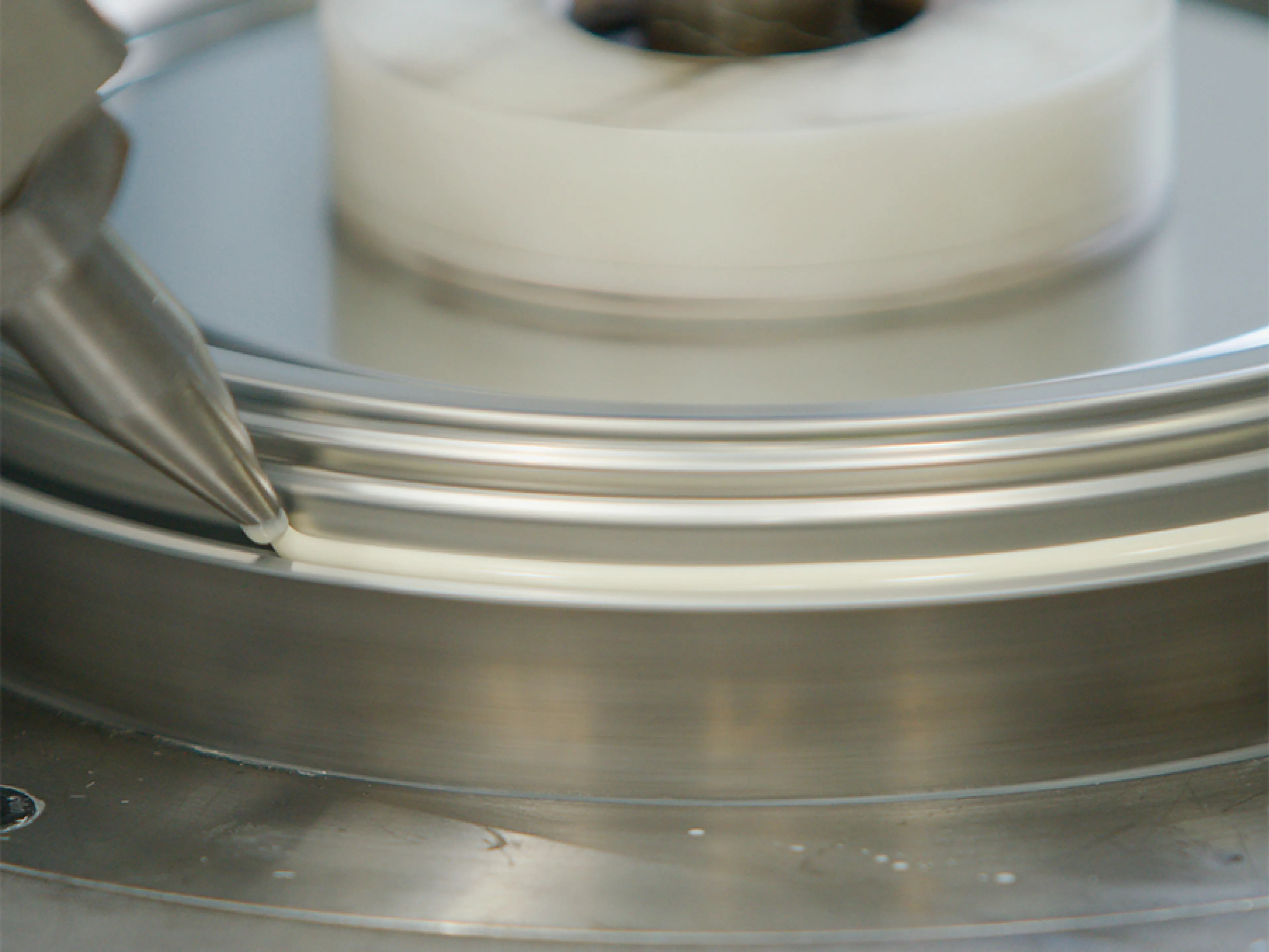 Emballator verwendet bereits seit den 1990er Jahren Darex-Produkte von Henkel Adhesive Technologies zur Abdichtung der Nahtkanäle der Doppel- und Dreifachnähte