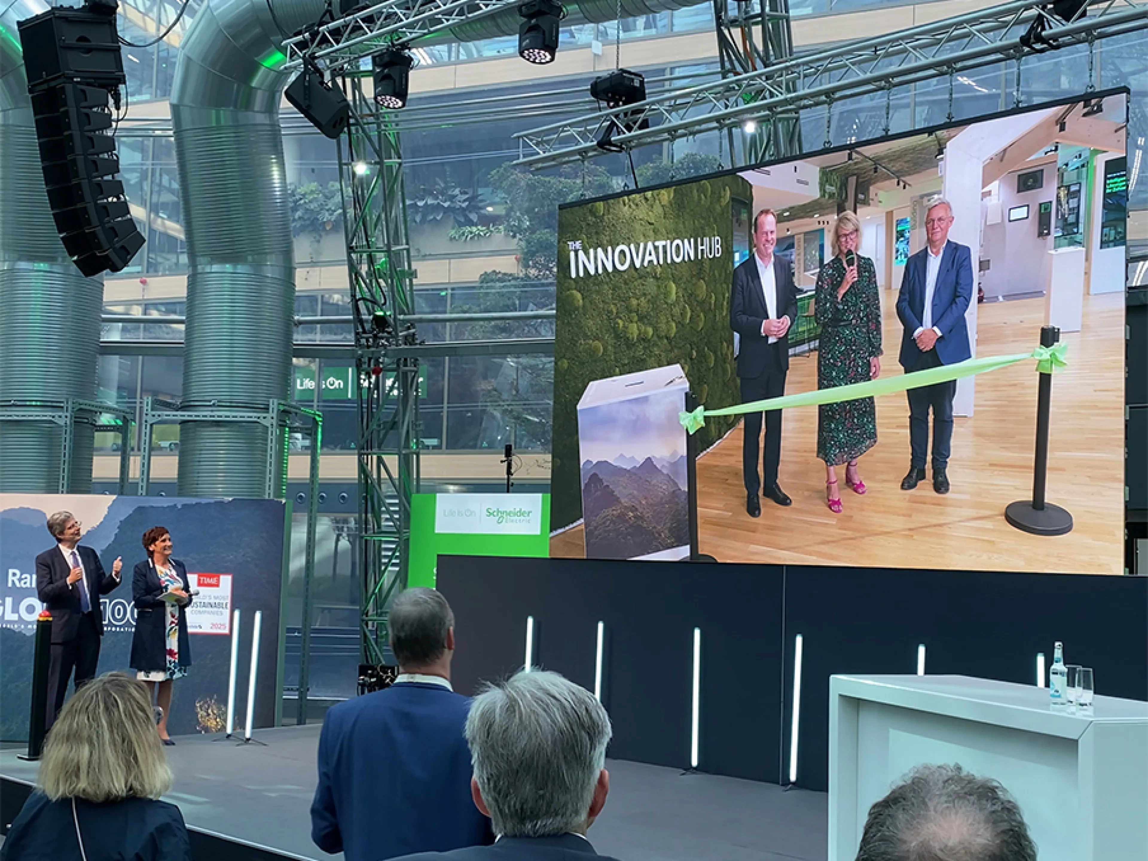 In Anwesenheit von Politik, Medienvertretern, Wissenschaft und Wirtschaft hat Schneider Electric den „Innovation Hub" auf dem Euref-Campus in Düsseldorf offiziell eröffnet, Bilder: Tropal Media / Susanne Woggon In Anwesenheit von Politik, Medienvertretern, Wissenschaft und Wirtschaft hat Schneider Electric den „Innovation Hub" auf dem Euref-Campus in Düsseldorf offiziell eröffnet