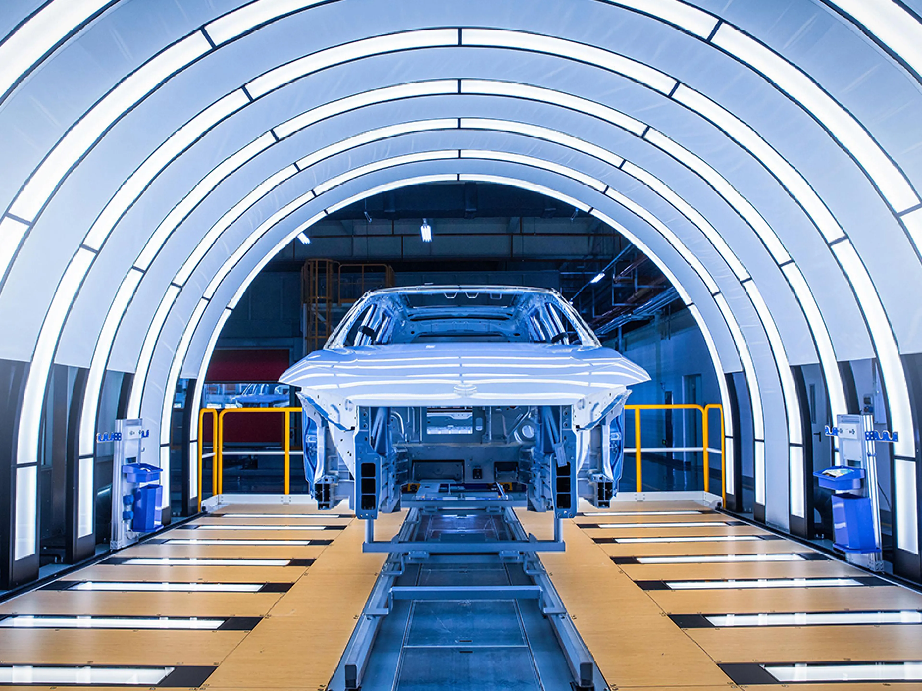 Eine „NIO ES8“-Aluminiumkarosserie mit BASF Oxsilan Dünnschicht-Vorbehandlung, „CathoGuard 800“ KTL-Beschichtung (kathodische Tauchlackierung), wasserbasiertem Füller, Wasserbasislack und einem Zweikomponentenklarlack