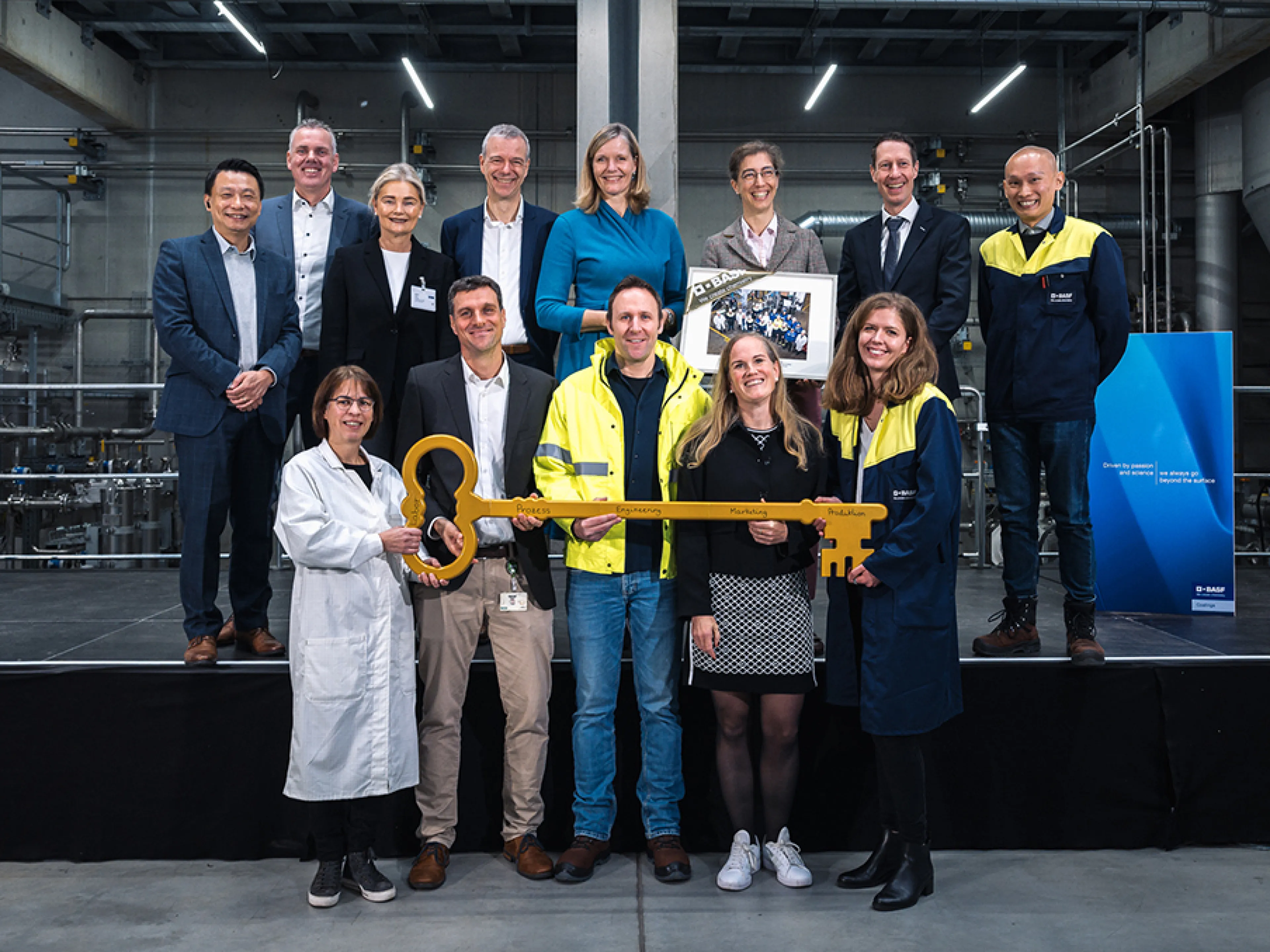 Zur Inbetriebnahme der neuen Anlage für Autoserienlacke von BASF Coatings wurde ein symbolischer Schlüssel übergeben