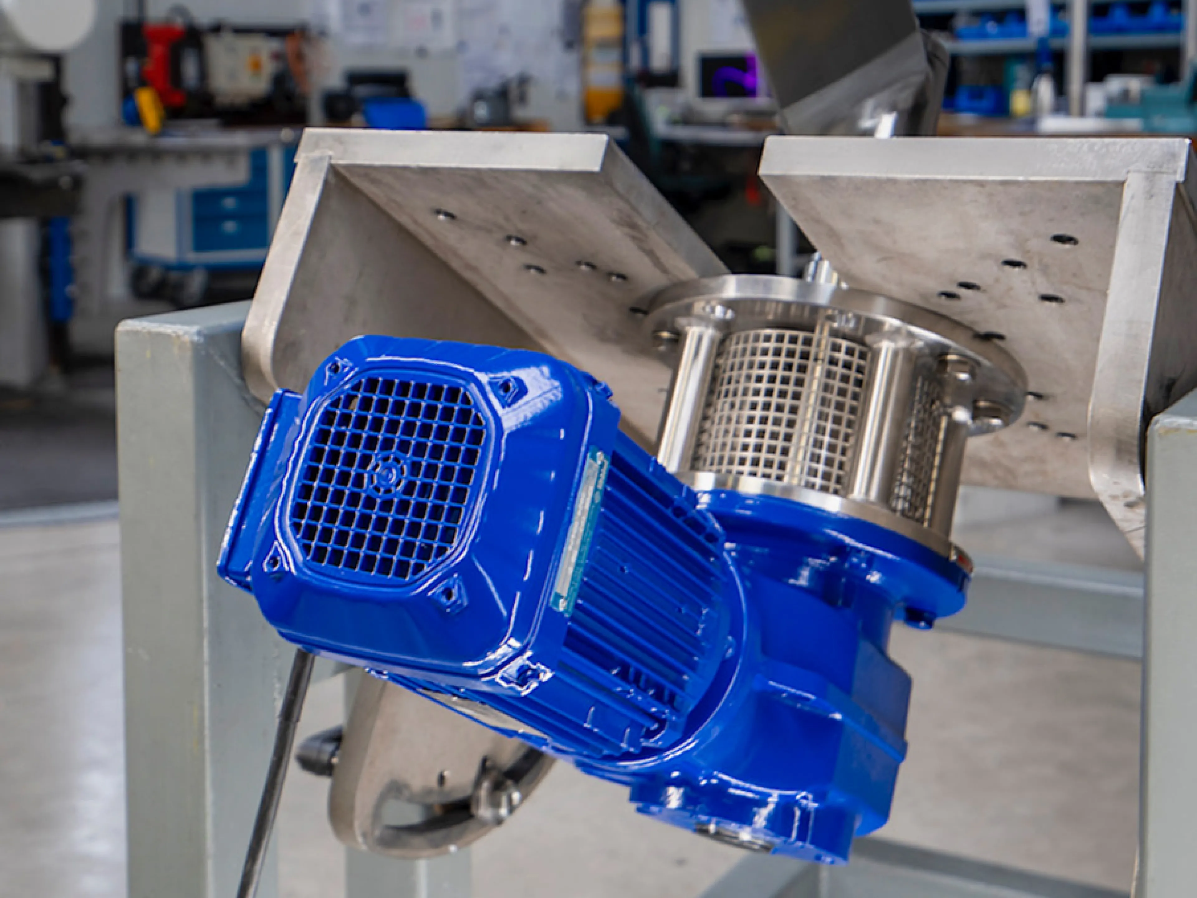 Einfachere Auswahl der Getriebemotoren für Rührwerke durch Online-Support: Ein Getriebemotor „KA..DRN..“ für ein Rührwerk zum Bodeneinbau. Oberhalb des Getriebes ist ein Edelstahl-Dichtflansch zur Aufnahme der Gleitringdichtung und damit Abdichtung der Rührwelle angeschlossen. Direkt über dem so genannten Dichtflansch befindet sich der Tank mit dem Rührmedium