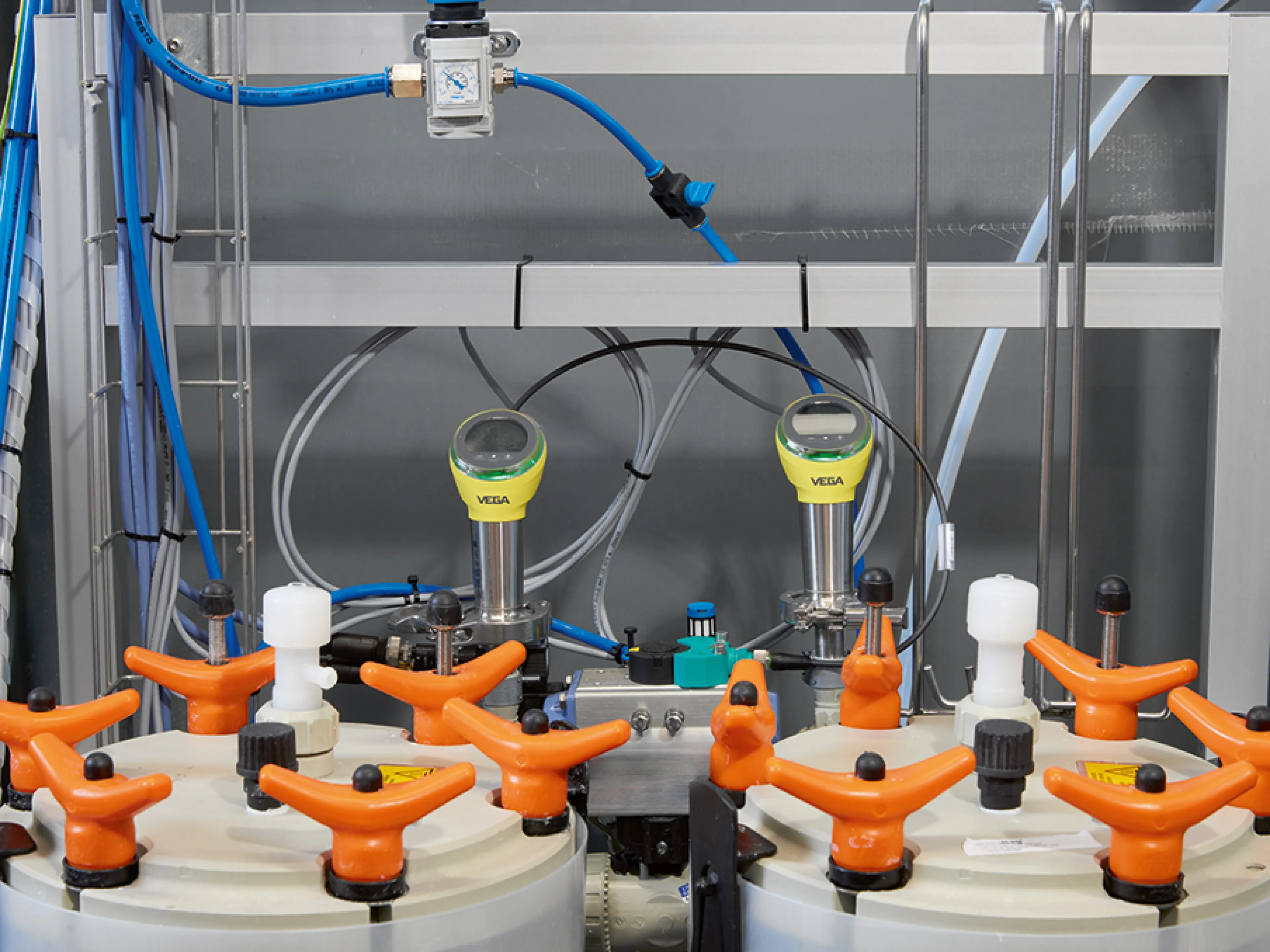 Filtration mit Differenzdruckmessung bei Chemcon sicher überwacht: Zwei Druckmessumformer zeigen mit ihrer 360-Grad-Leuchtanzeige weithin sichtbar die aktuellen Messergebnisse an