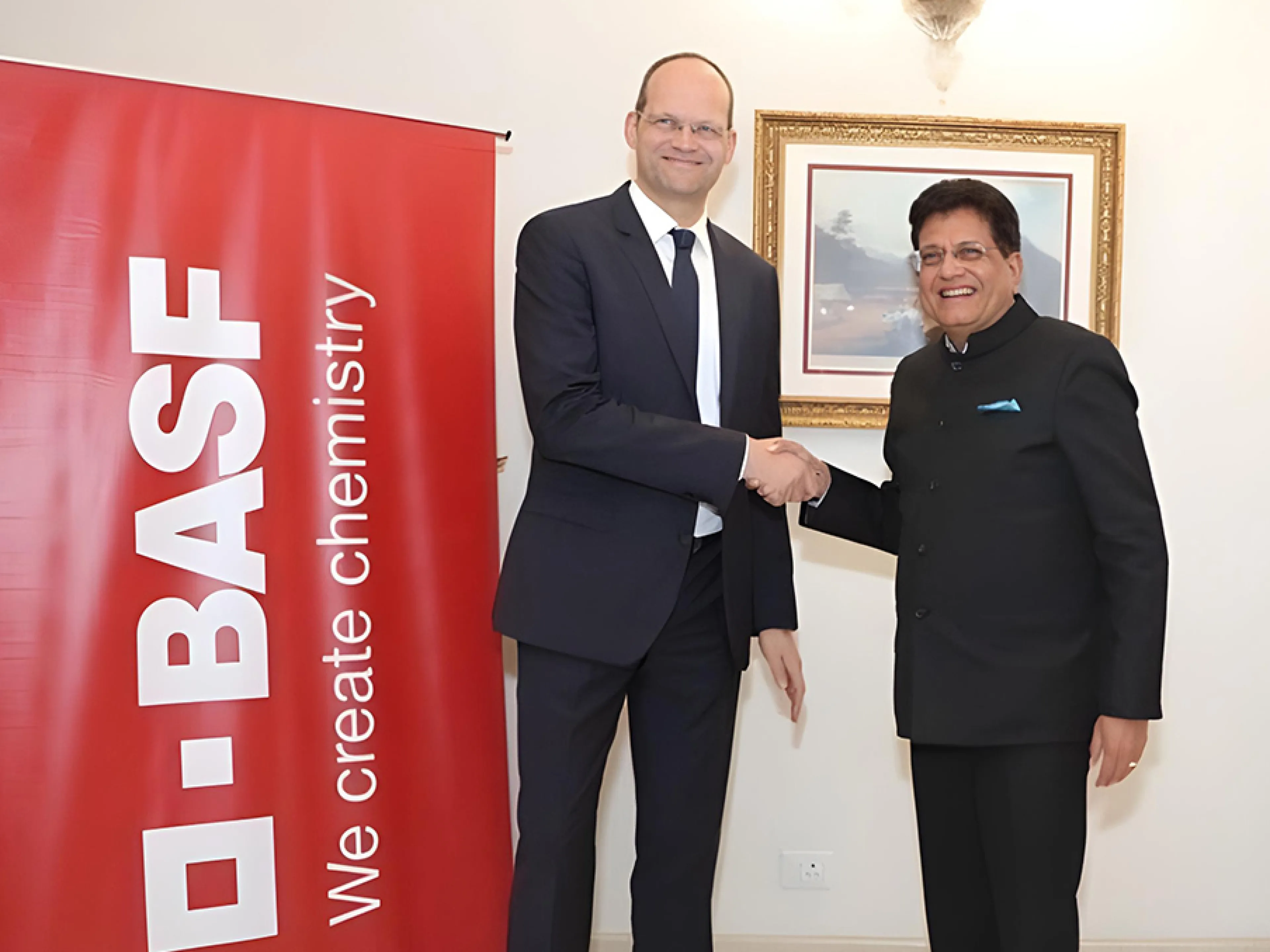 v.l.n.r.: Dr. Dirk Elvermann, CFO und Chief Digital Officer bei BASF, mit dem indischen Handels- und Industrieminister Piyush Goyal bei einem Treffen Ende Januar 2026 in Neu-Delhi