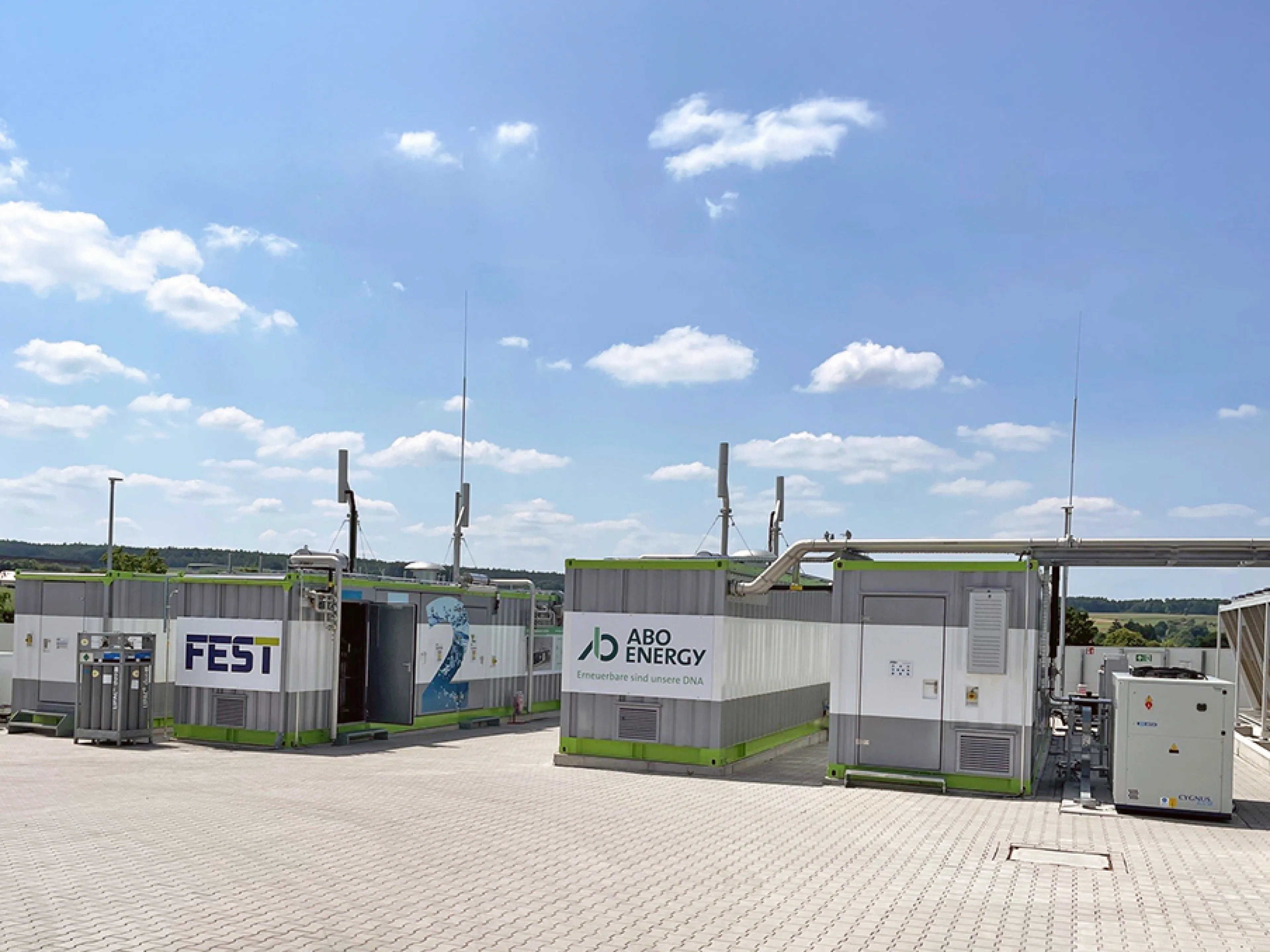 Das Wasserstoffprojekt in Hünfeld-Michelsrombach besteht aus Elektrolyseur, Tankstelle und Trailer-Abfüllstation. Intelligente IO-Link-Sensoren von Jumo sorgen für Prozesssicherheit.