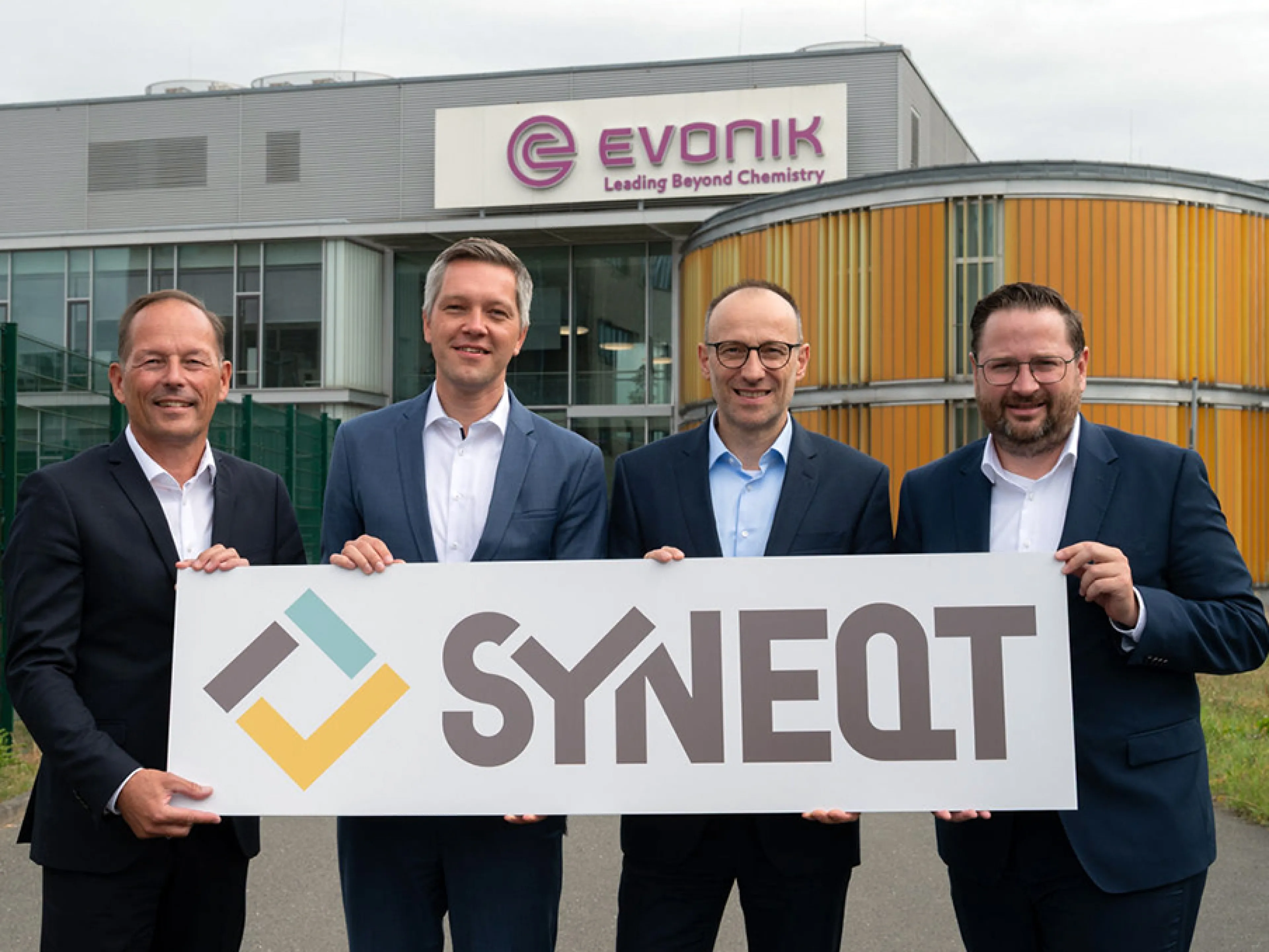 (v. l. n. r.): Thomas Wessel, Personalvorstand und Arbeitsdirektor von Evonik, traf sich mit der Syneqt-Geschäftsführung, bestehend aus Andreas Orwat, Thomas Basten (Sprecher) und Daniel Brünink, im Chemiepark Marl