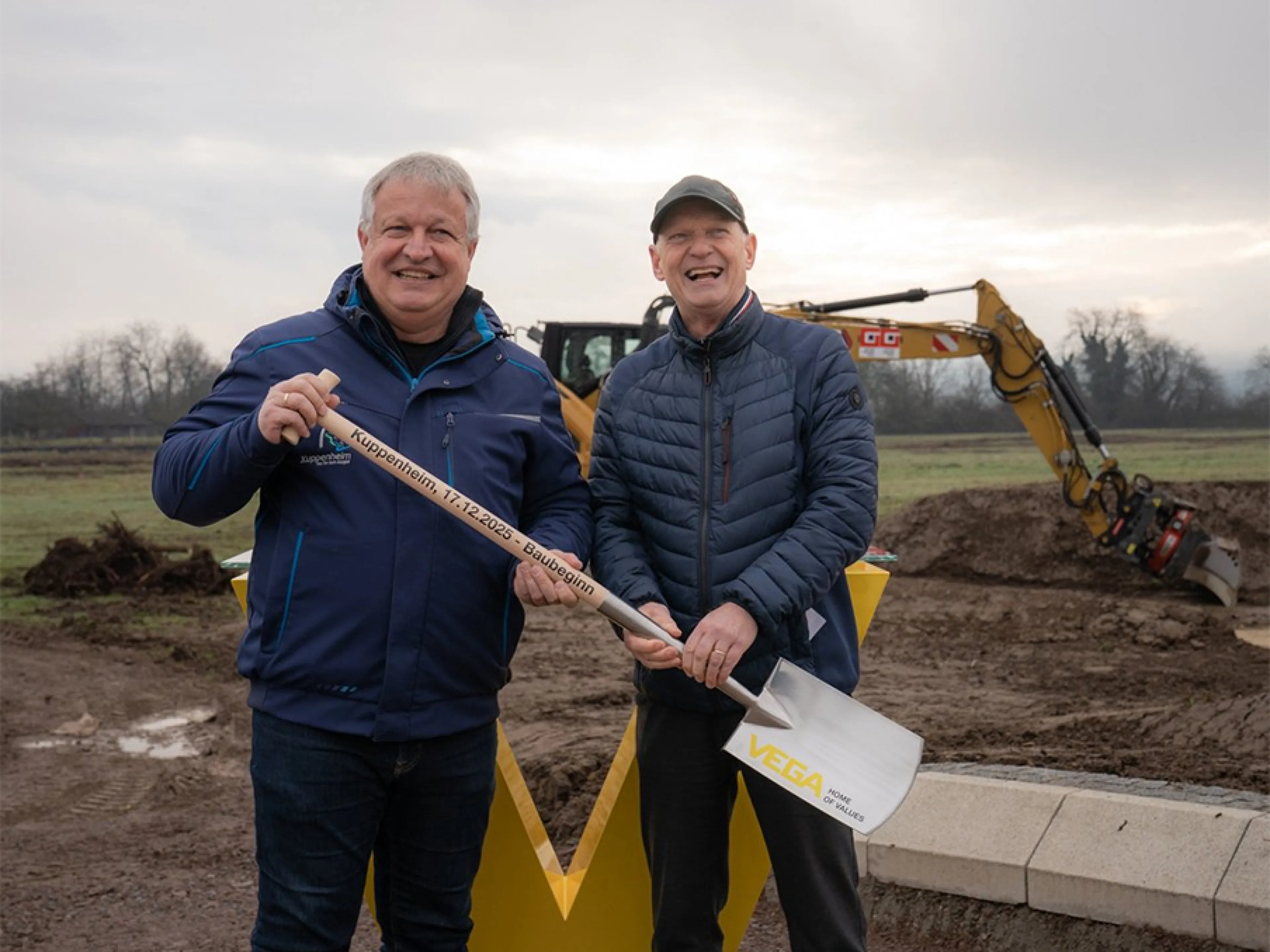 Edgar Schillinger (re.) vom Vega-Projektteamübergibt den symbolischen Spaten an  Bürgermeister Karsten Mußler (li.)