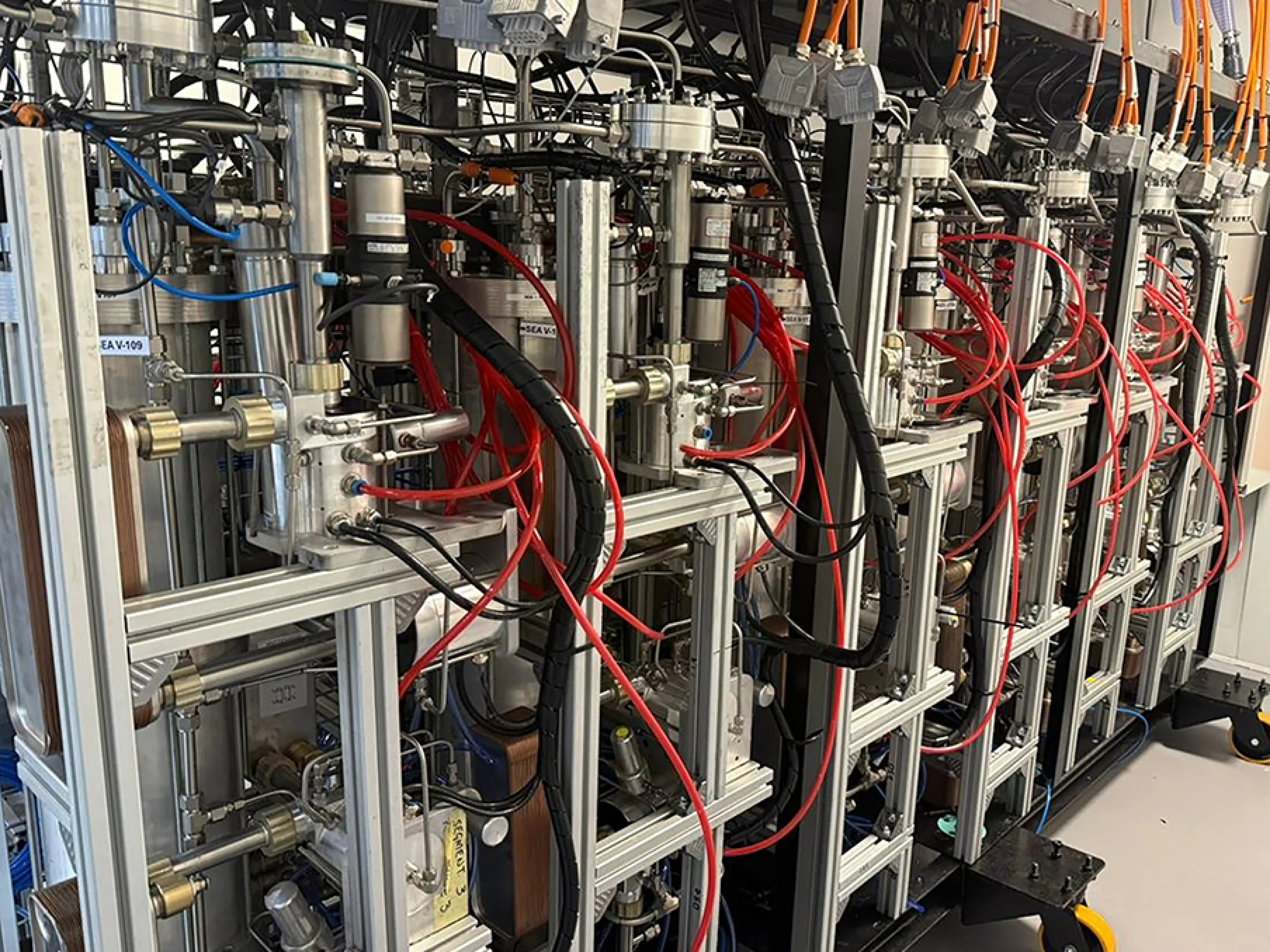 Segment mit 48 ölfreien Turbo Kompressoren in Serieschaltung zur Isotopen-Anreicherung