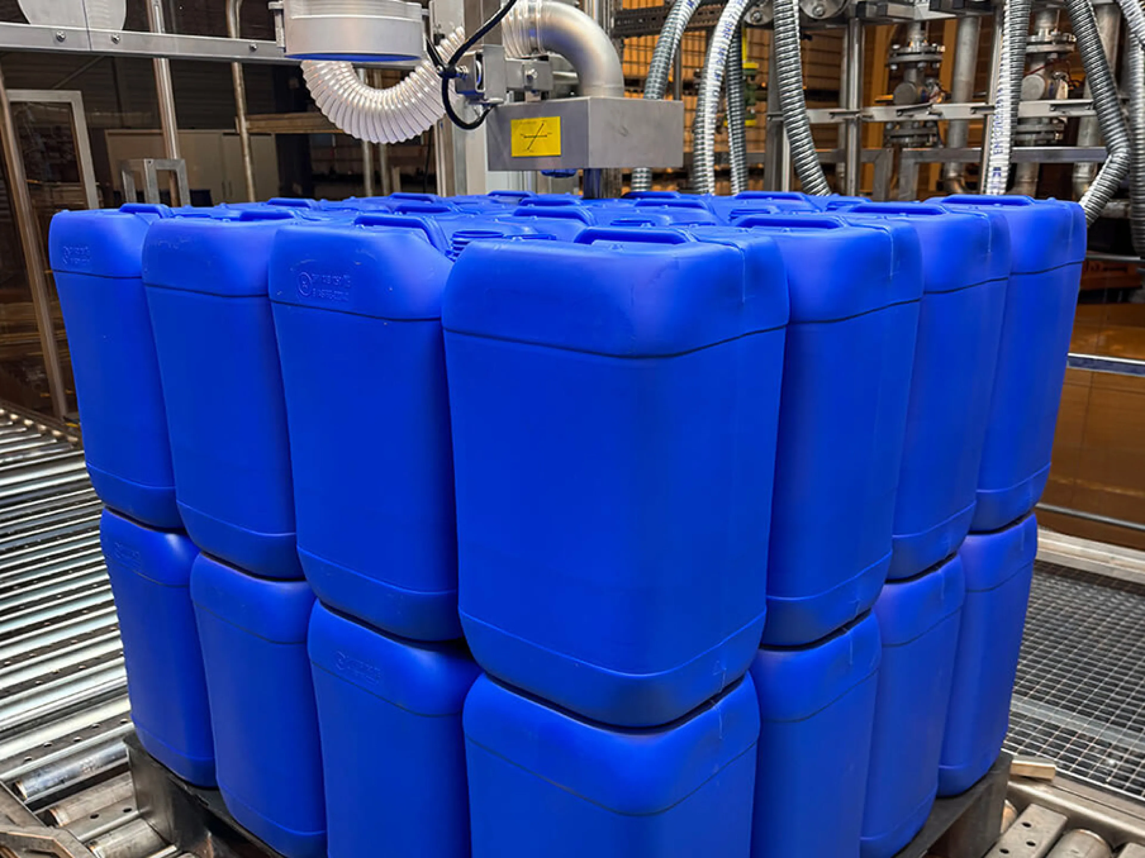 Abfüllung von Silan für Evonik Antwerpen in Kanistern mit automatisierter Wägeelektronik