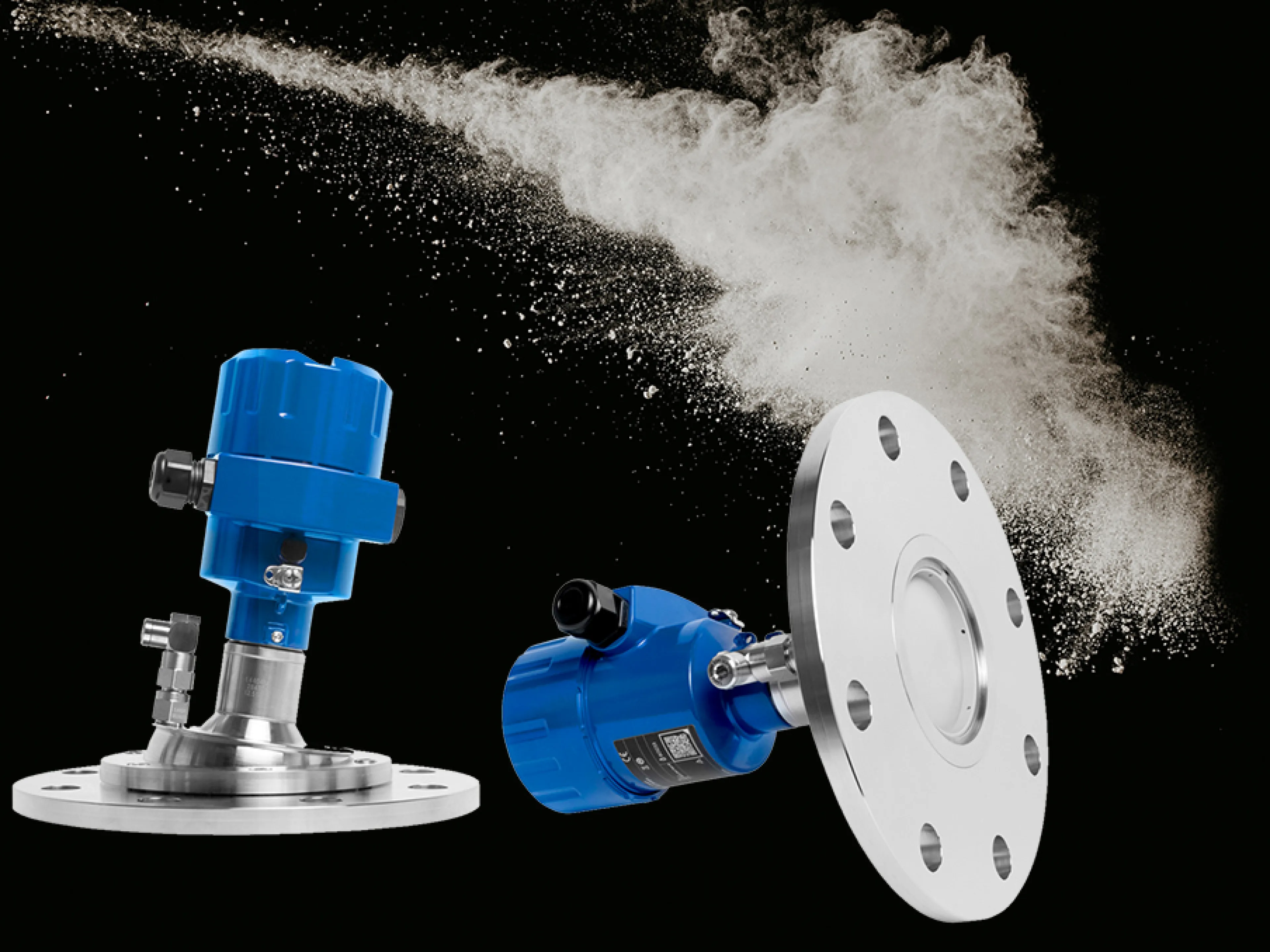 Sensorik: Der Radarsensor sorgt mit Spülluftanschluss und präziser Ausrichtung dauerhaft für stabile Messwerte in Pulveranwendungen