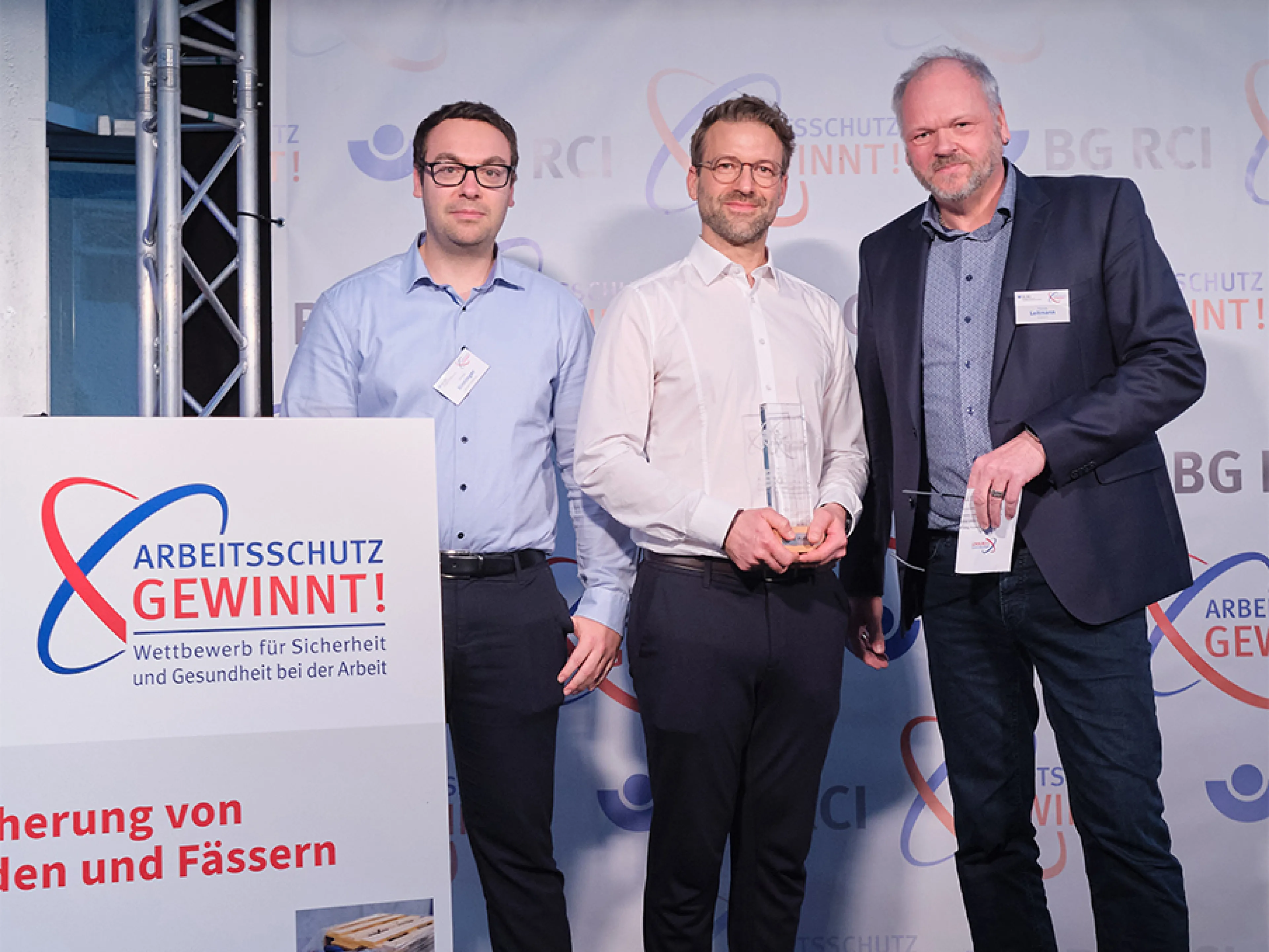 Gewinner des Arbeitsschutz-Wettbewerbs: Jonas Binninger und Andreas Unterhuber von Wacker Chemie mit Thomas Leitmann, Vorsitzender des Präventionsausschusses der Vertreterversammlung der BG RCI