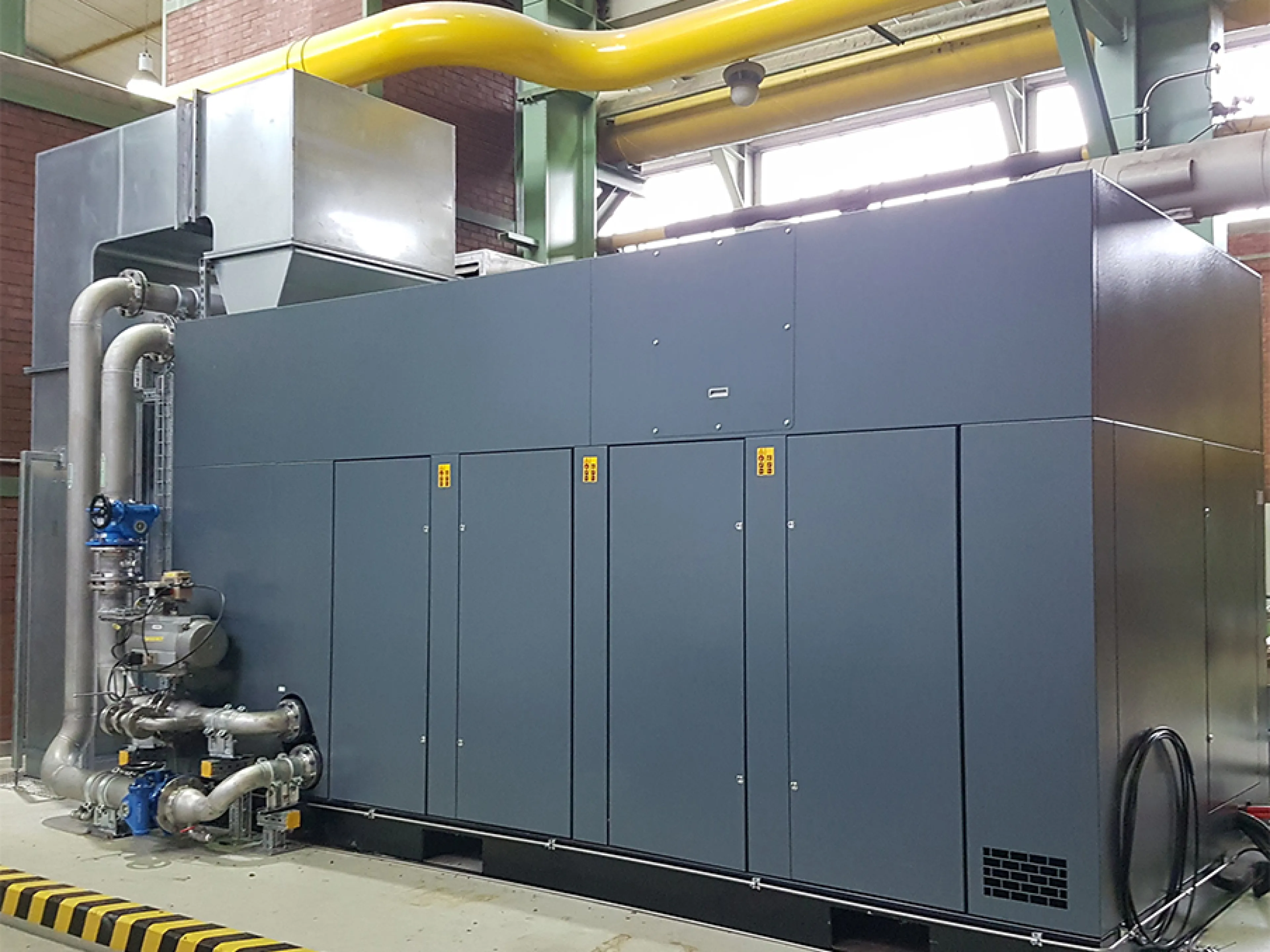 Turbokompressoren im Einsatz: Standardkompressor stellt zusammen mit anderen die Druckluftversorgung eines Chemieparks sicher. Alle Komponenten des 1400 kW starken Turbokompressors befinden sich platzsparend innerhalb der Schallhaube. Dank der Plug-and-Play entfällt die externe Installation von Kompressorkomponenten, was die Installation und Inbetriebnahme vor Ort erheblich vereinfacht