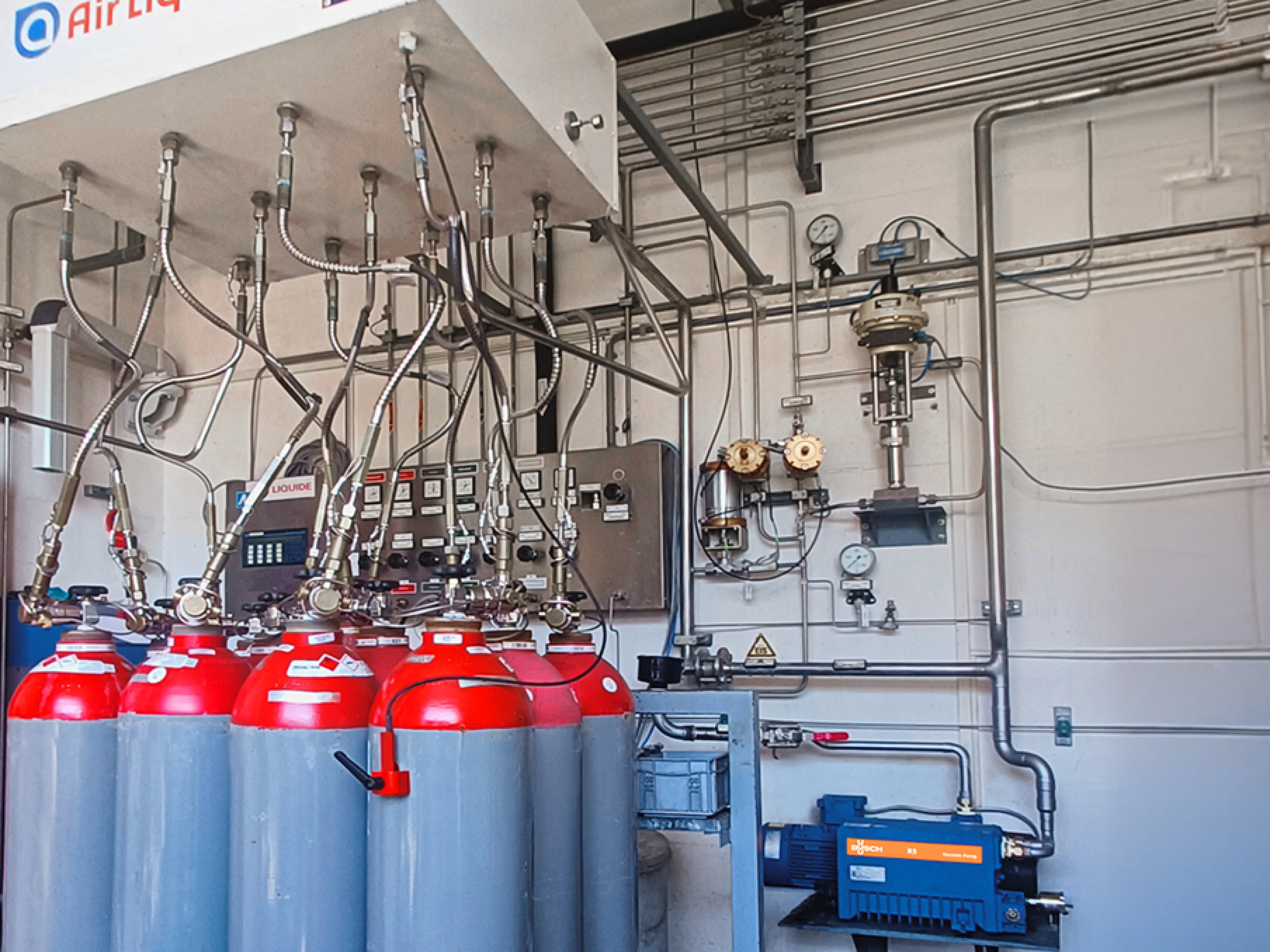 Ölgeschmierte Drehschieber-Vakuumpumpe von Busch in Wasserstoffausführung im Einsatz in einer Abfüllanlage der Spezialgase bei Air Liquide Austria
