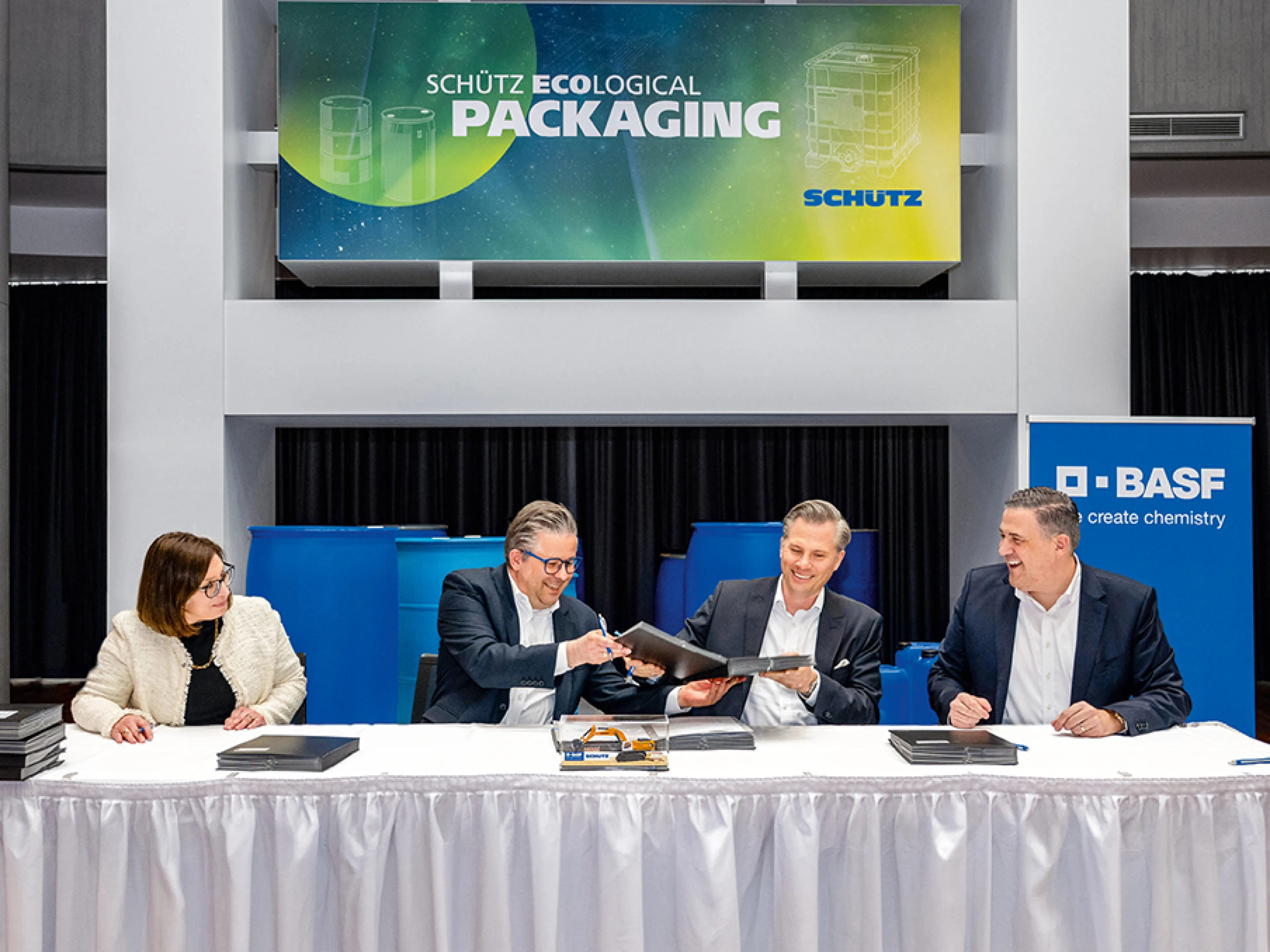 Unterzeichnung des Ansiedlungsvertrags zur IBC-Produktion zwischen BASF und Schütz