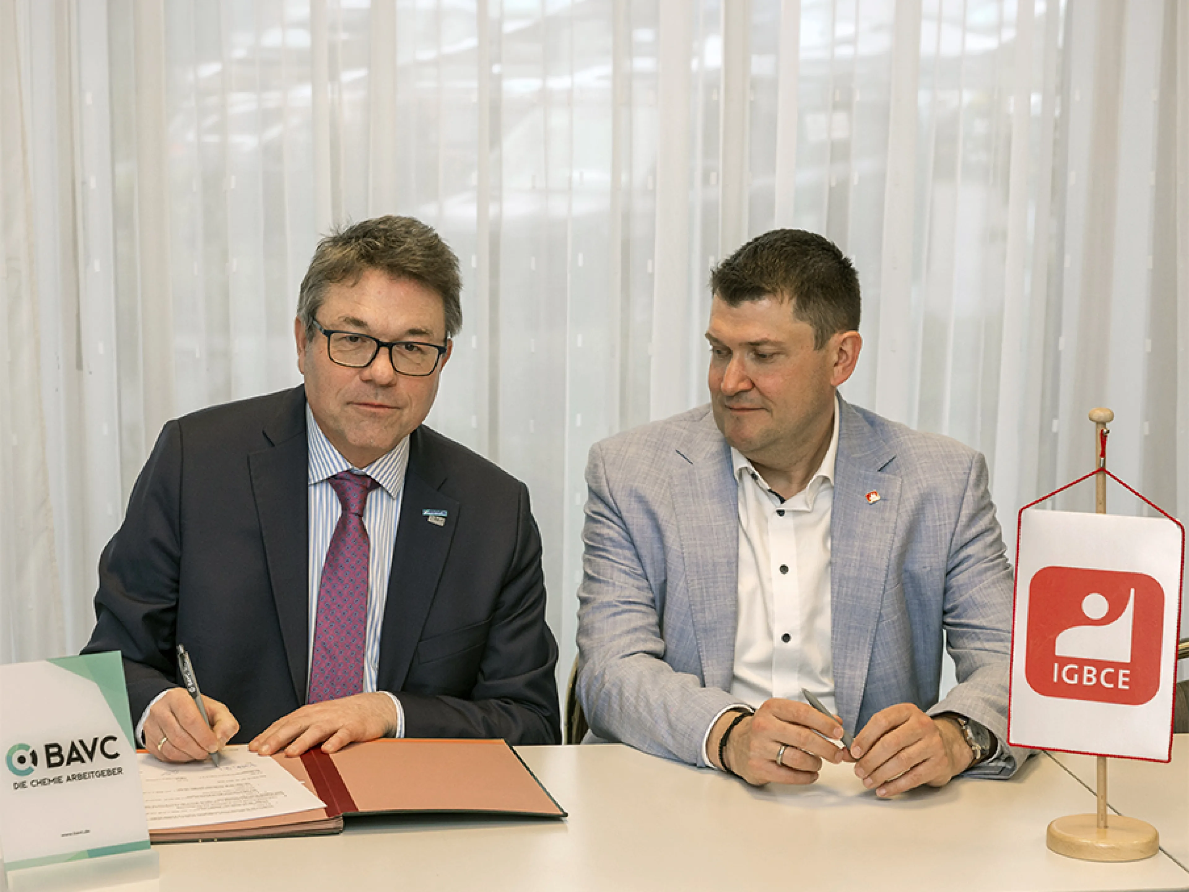 Tarifabschluss: Die Verhandlungsführer Matthias Bürk (li.) vom BAVC und Oliver Heinrich (re.) von der IGBCE