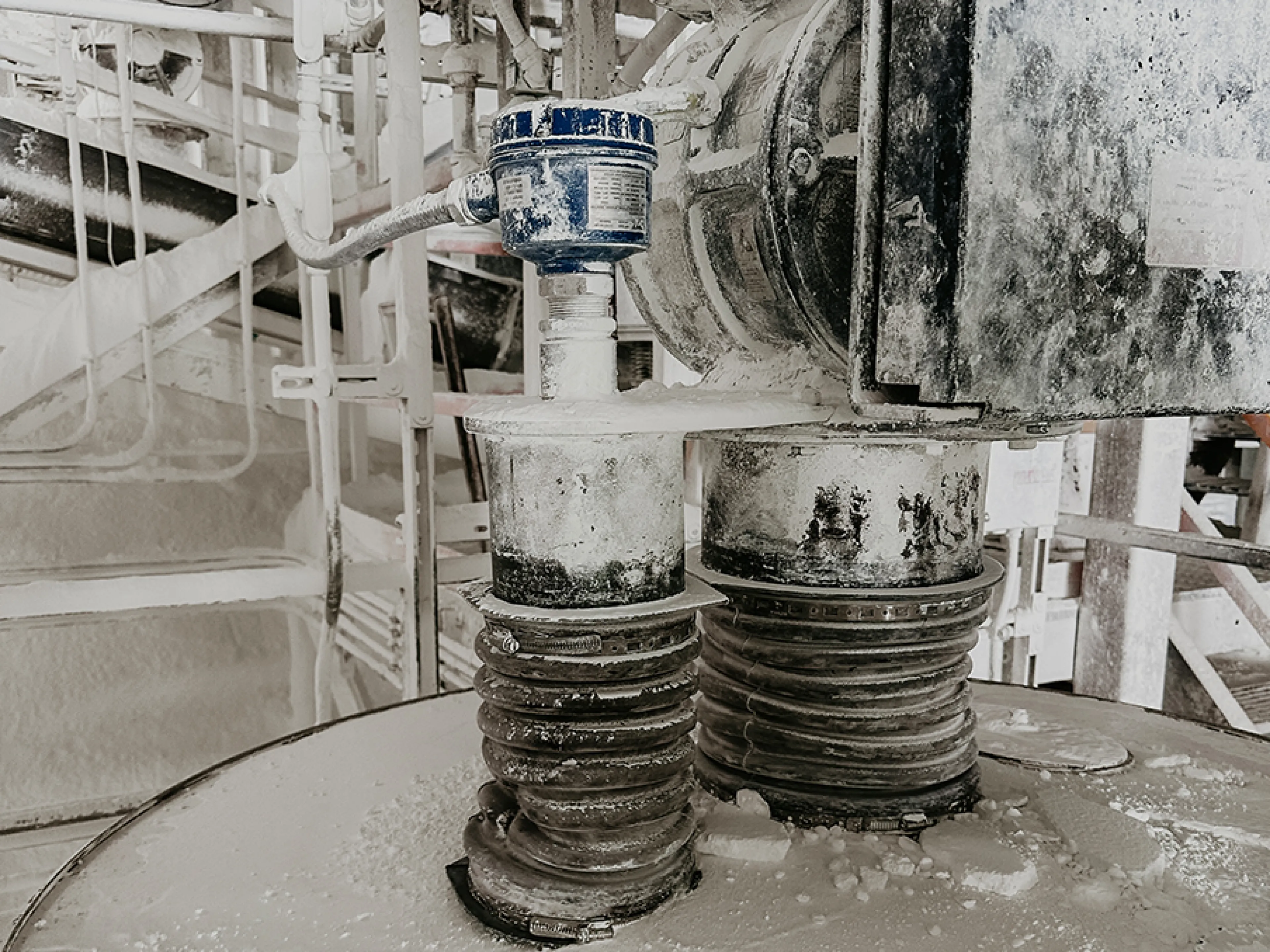 Der Drehflügel- Grenzstandmelder zuverlässig in nahezu allen Schüttgütern. Durch seine druckfeste Ausführung, optionalem Ex-Schutz und SIL2-Zertifizierung ist er auch für sicherheitskritische Prozesse geeignet