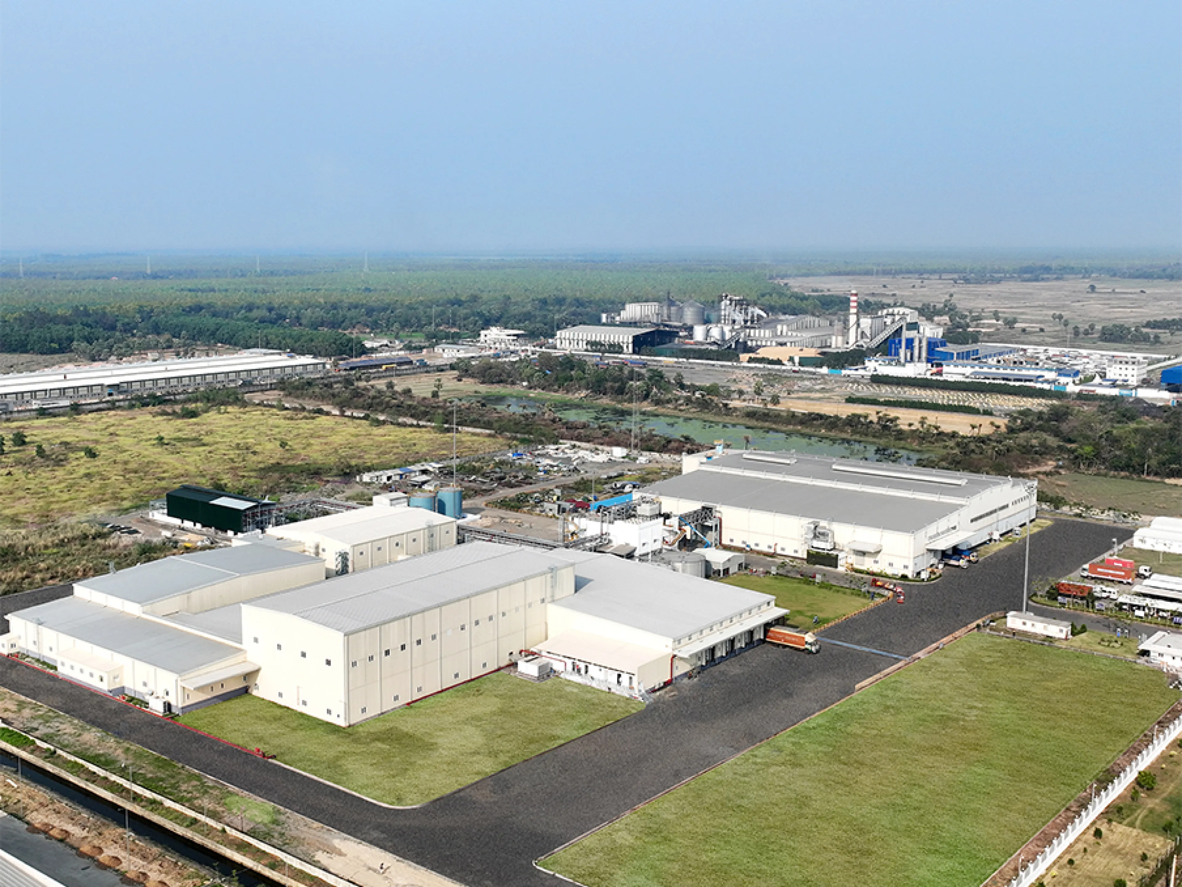 Wacker hat die zweite Ausbaustufe seines Produktionsstandorts im indischen Panagarh erfolgreich abgeschlossen. In dem neuen Produktionskomplex (links) werden Siliconemulsionen für die Region produziert