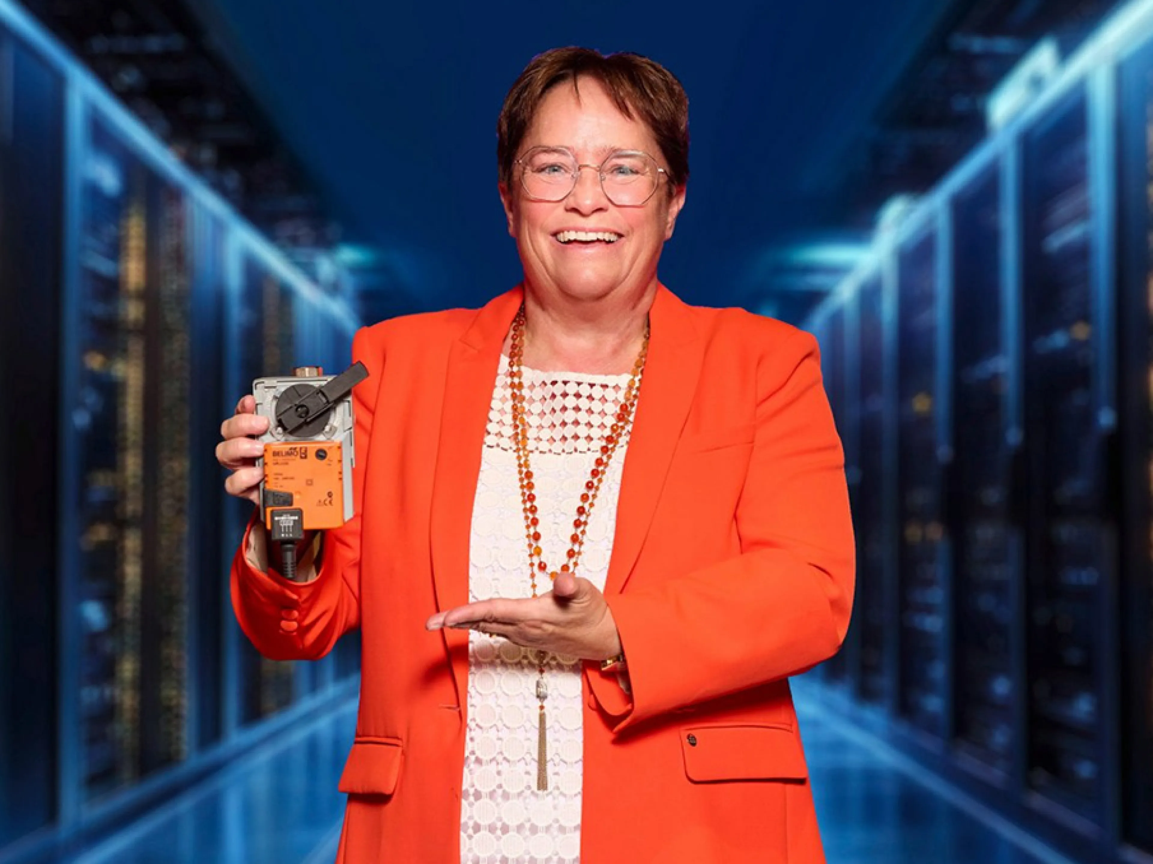 EMS Chemie-CEO Magdalena Martullo präsentiert eine Flüssigkühlsteuerung für Datencenter aus EMS-Spezialkunststoff