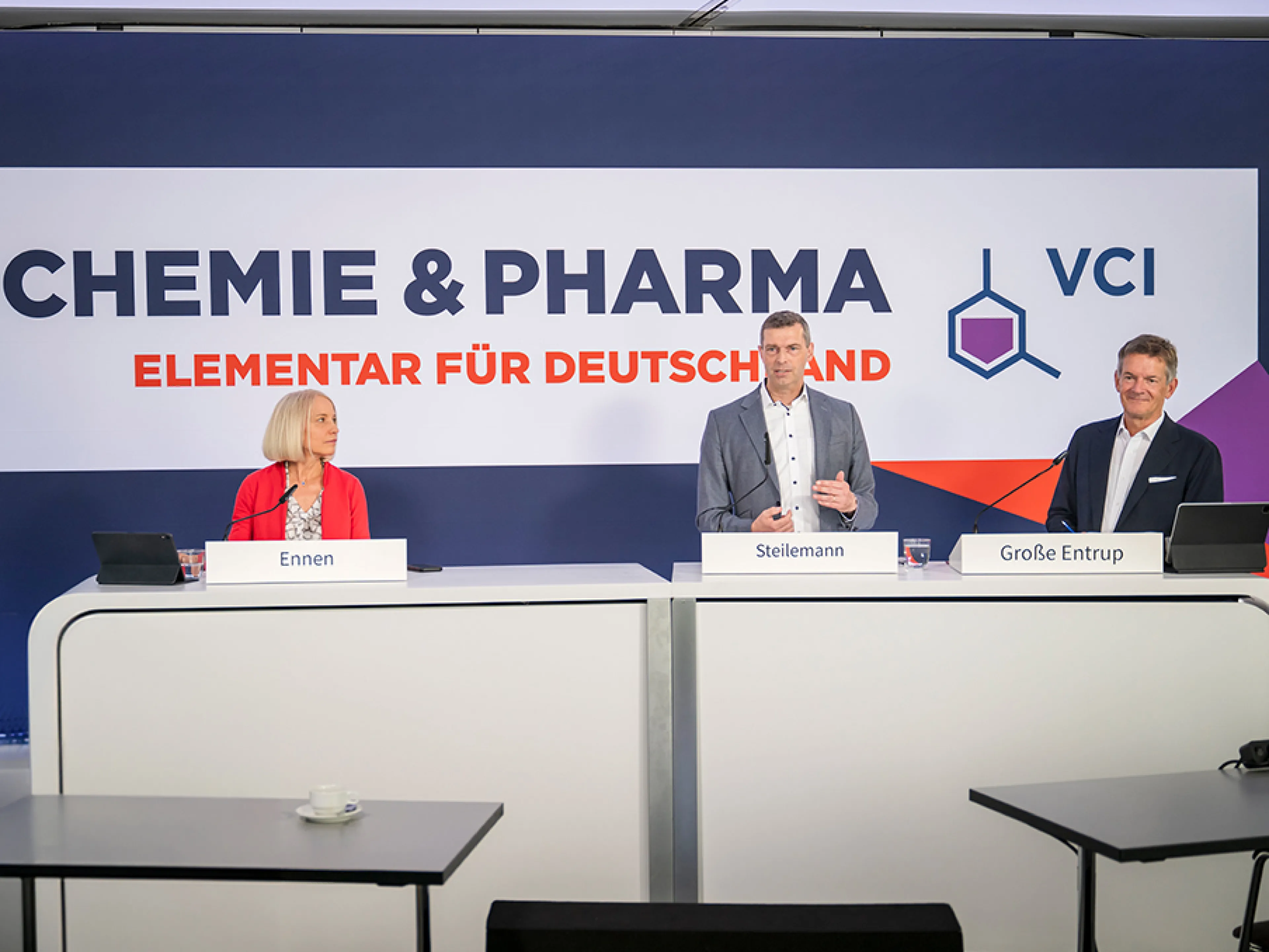 v.l.n.r: Ilka Ennen, Leiterin der VCI-Pressestelle; Dr. Markus Steilemann, Präsident des Verbands der Chemischen Industrie (VCI) und CEO der Covestro AG; Dr. Wolfgang Große Entrup, Hauptgeschäftsführer des Verbands der Chemischen Industrie (VCI). Verband der Chemischen Industrie e.V..(VCI): Halbjahrespressekonferenz am 16. Juli 2026 in Frankfurt am Main