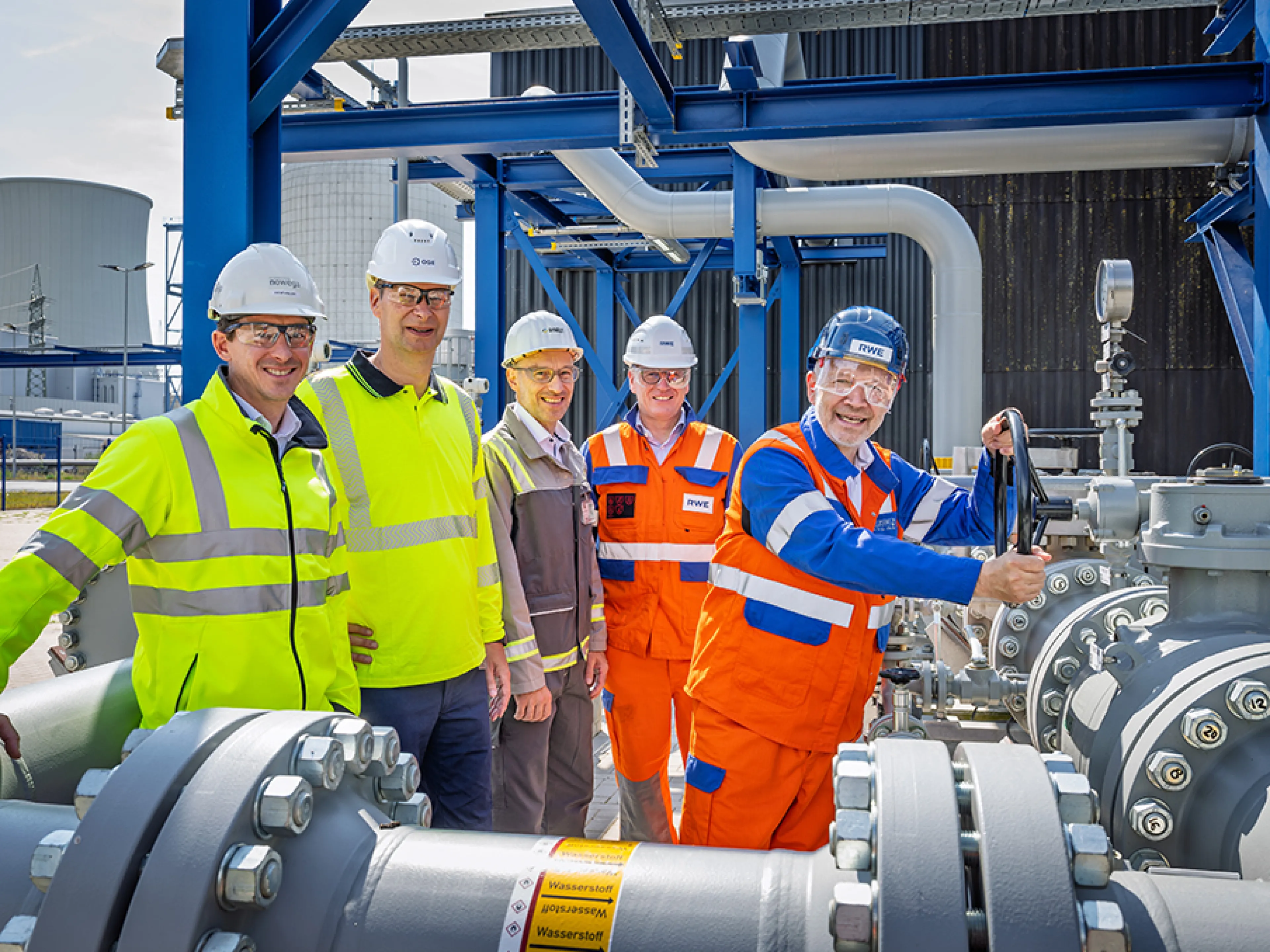 Bei einem Treffen in Lingen wurde jetzt symbolisch der Wasserstoff auf die Reise geschickt - v.l.n.r.: Dennis Hoeveler, Bereichsleiter Technik bei Nowega, Thomas Hüwener, CEO von OGE, Thomas Basten, CEO von Syneqt, Nikolaus Valerius, CEO RWE Generation, und Andreas Kuhlmann, Vorstandsvorsitzender des Deutschen Wasserstoffverbandes