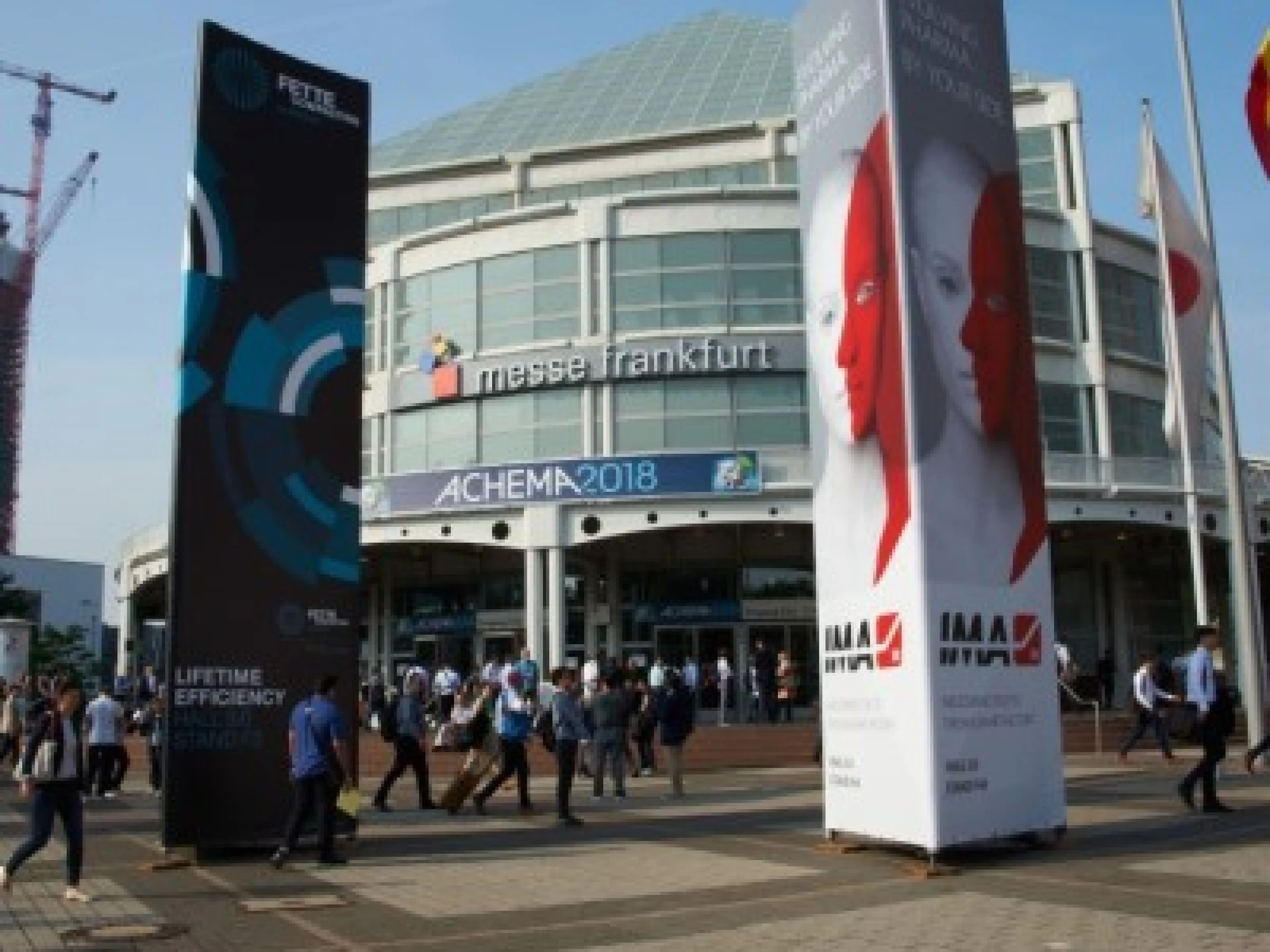 Blick auf den Haupteingang zur Achema 2018