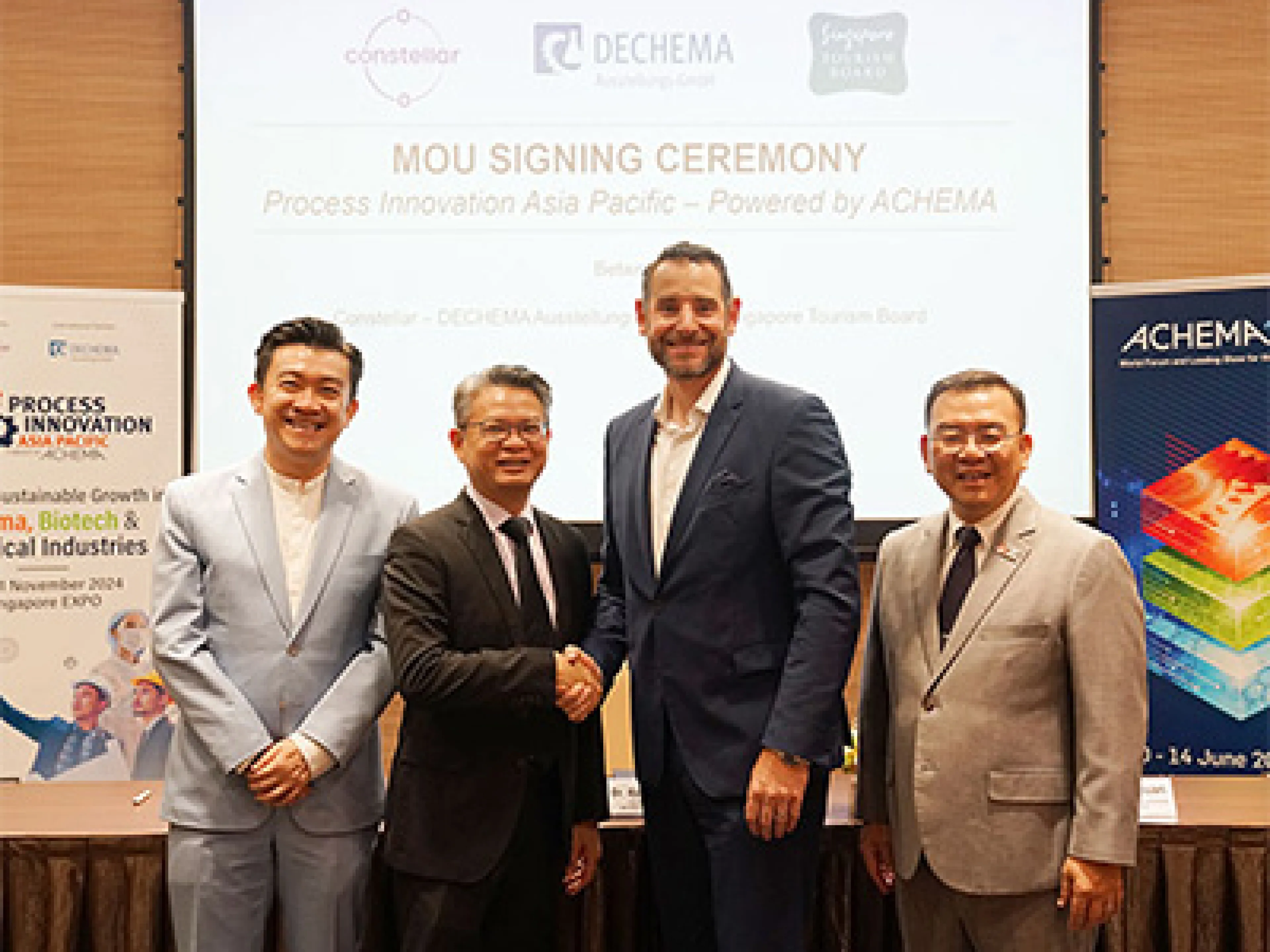 v.l.n.r.: Paul Lee und James Boey von Constellar, Björn Mathes, CEO der Dechema-Ausstellungsgesellschaft und Poh Chi Chuan vom Singapore Tourism Board