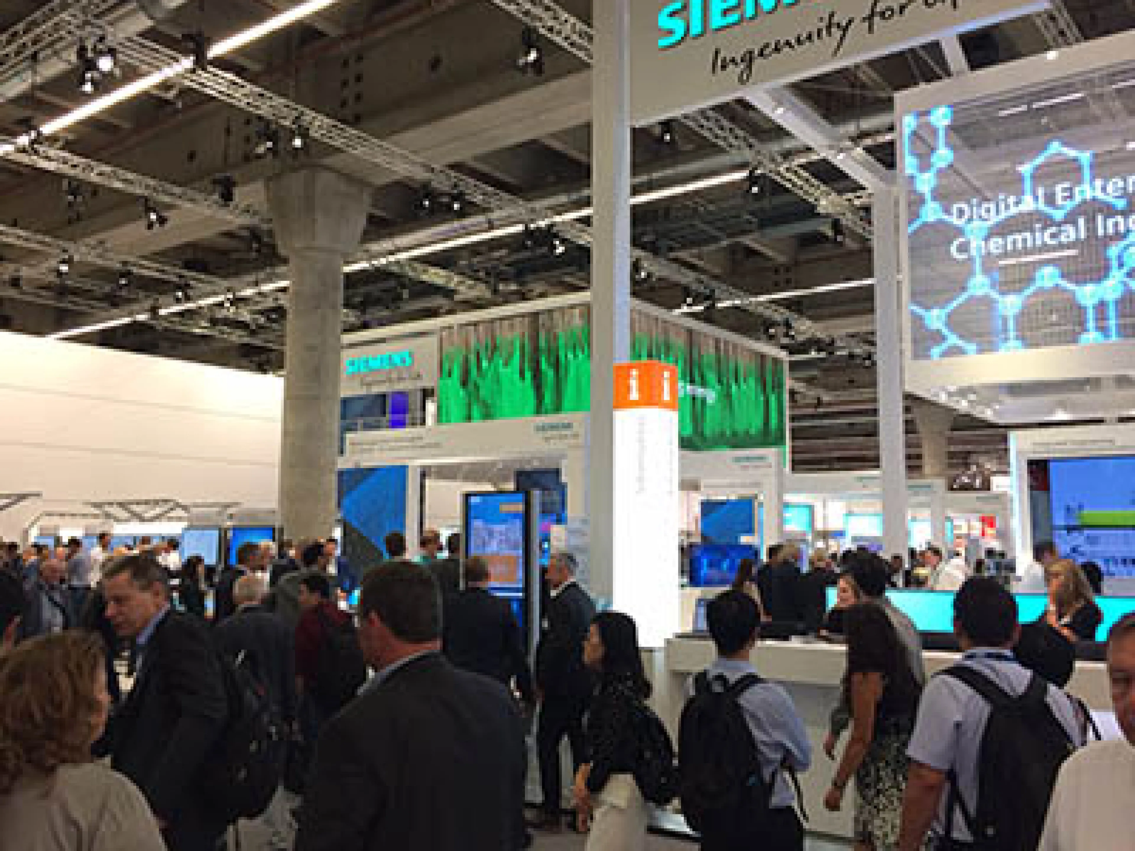 Besucheransturm am Stand von Siemens auf der Achema 2018