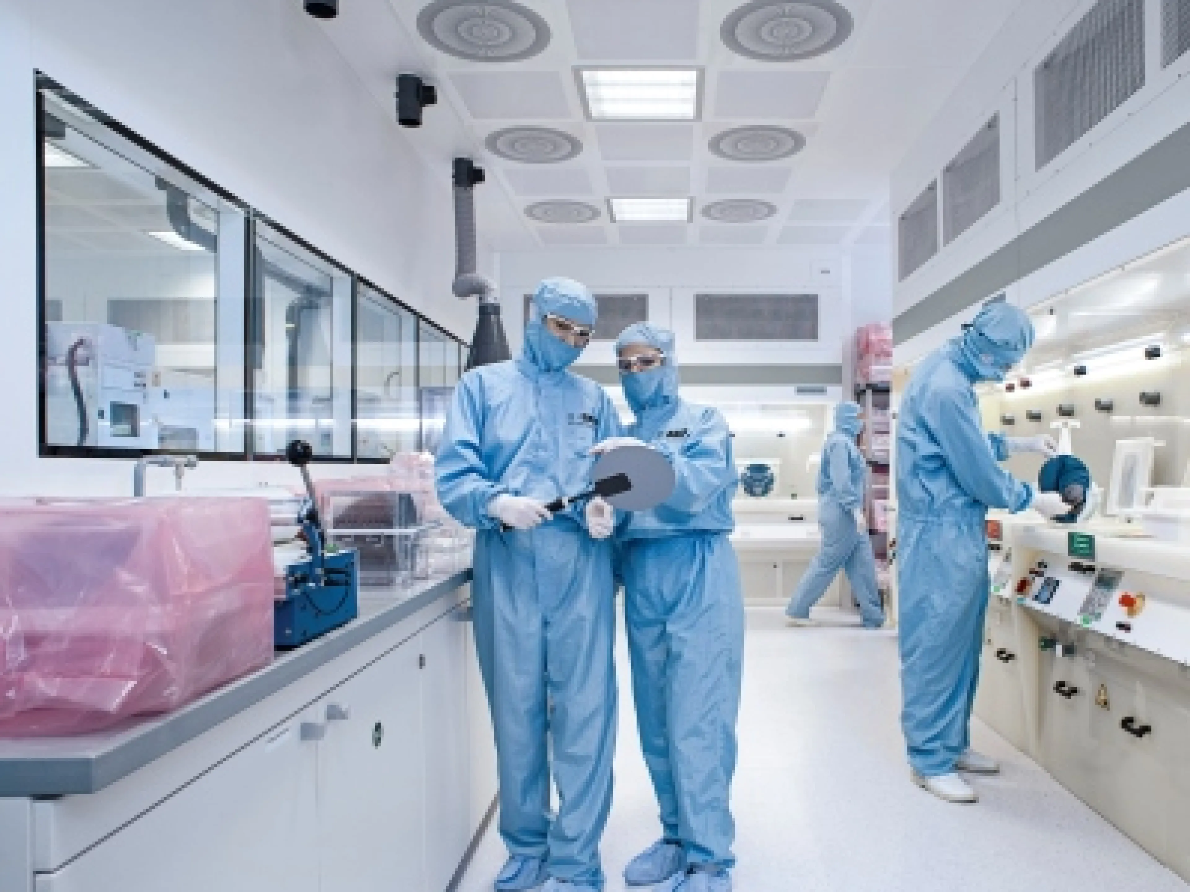 BASF Chemielaboranten begutachten die Oberflächenstruktur eines Siliziumwafers