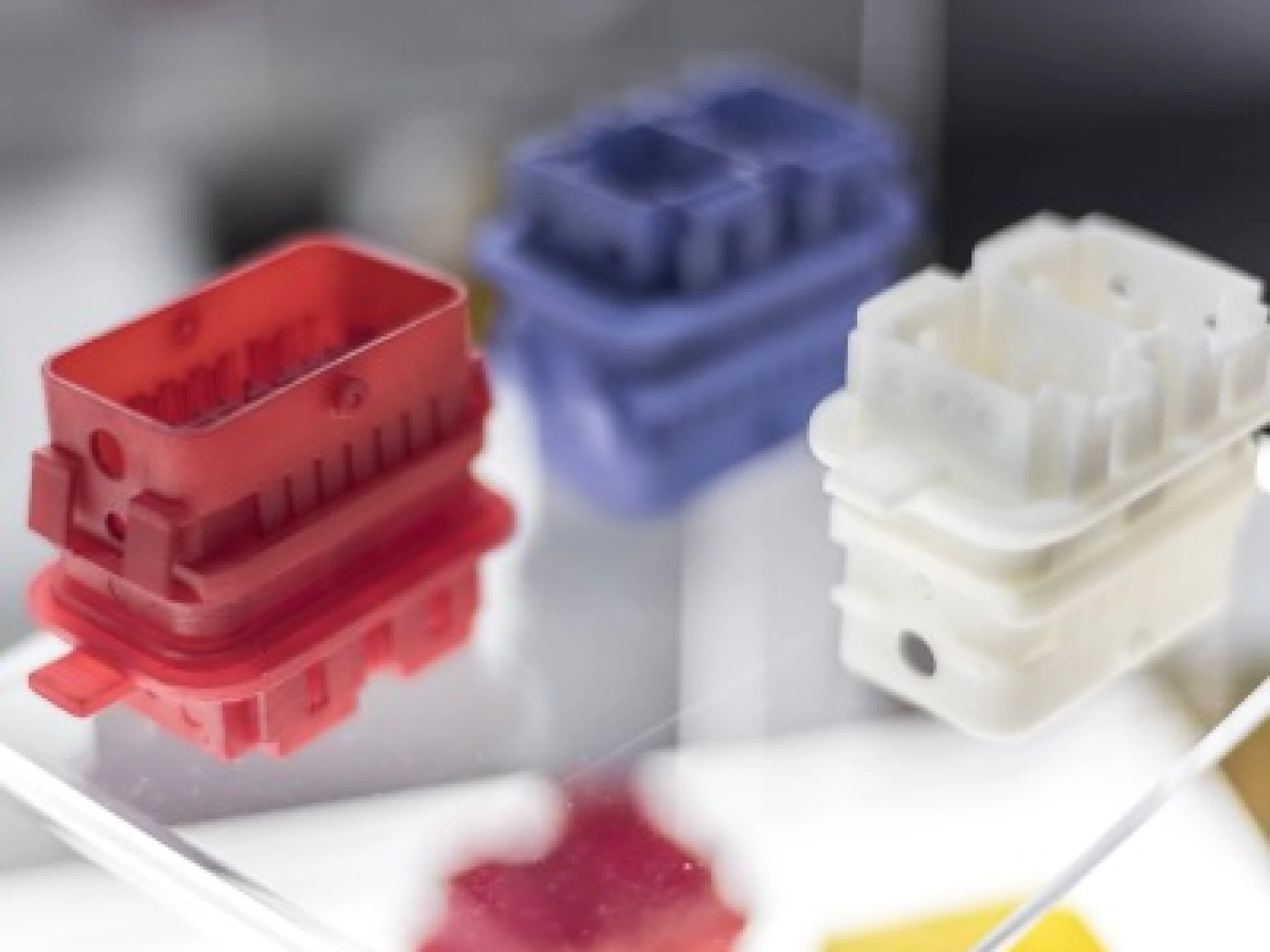 Photo-Resin X400M eignet sich für bruchfeste Teile – hier zum Beispiel nachträglich gefärbte elektrische Steckverbinder