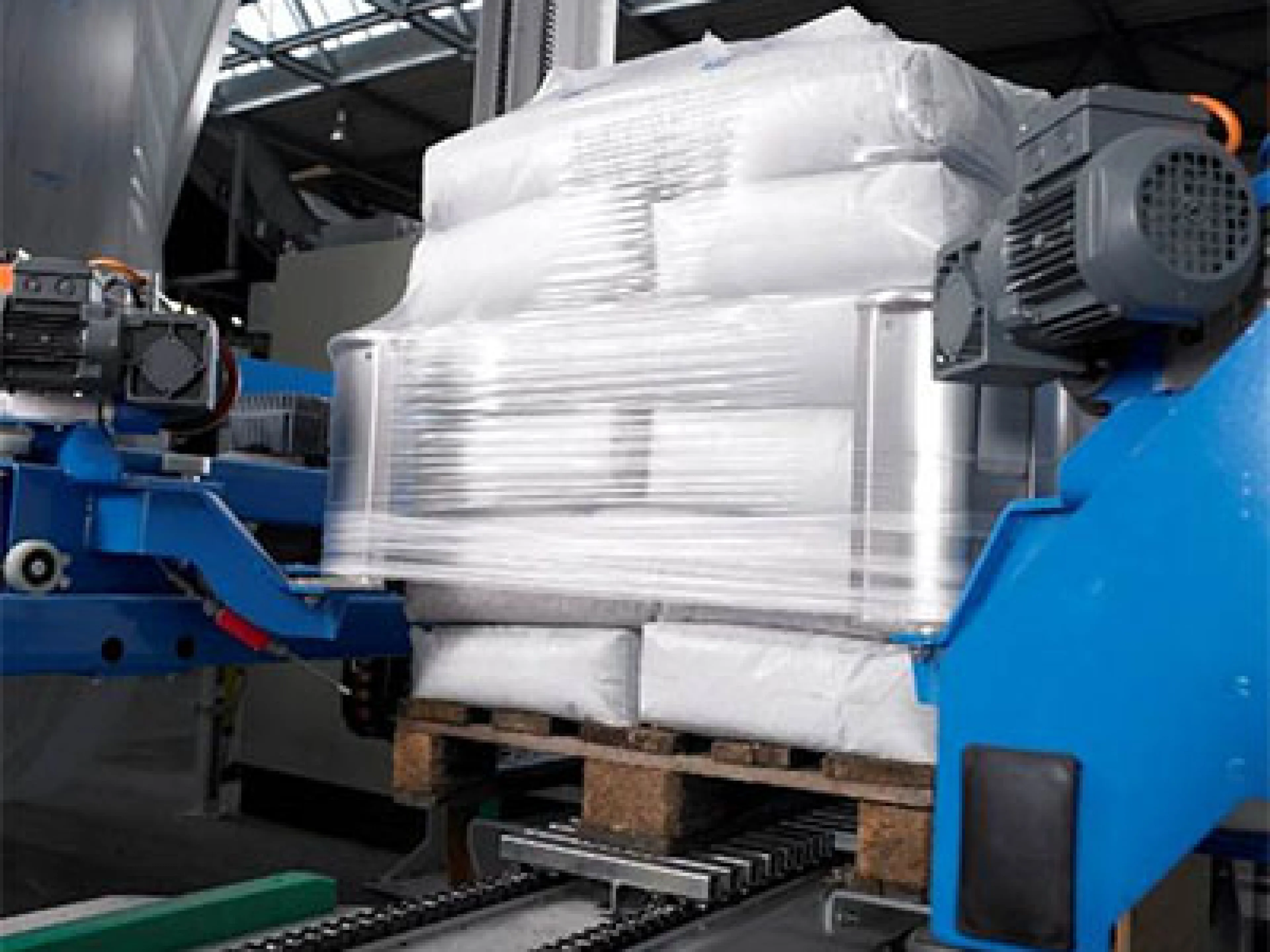 Mit der Stretchhaube sind die palettierten Stapel sicher vor Umwelteinflüssen geschützt