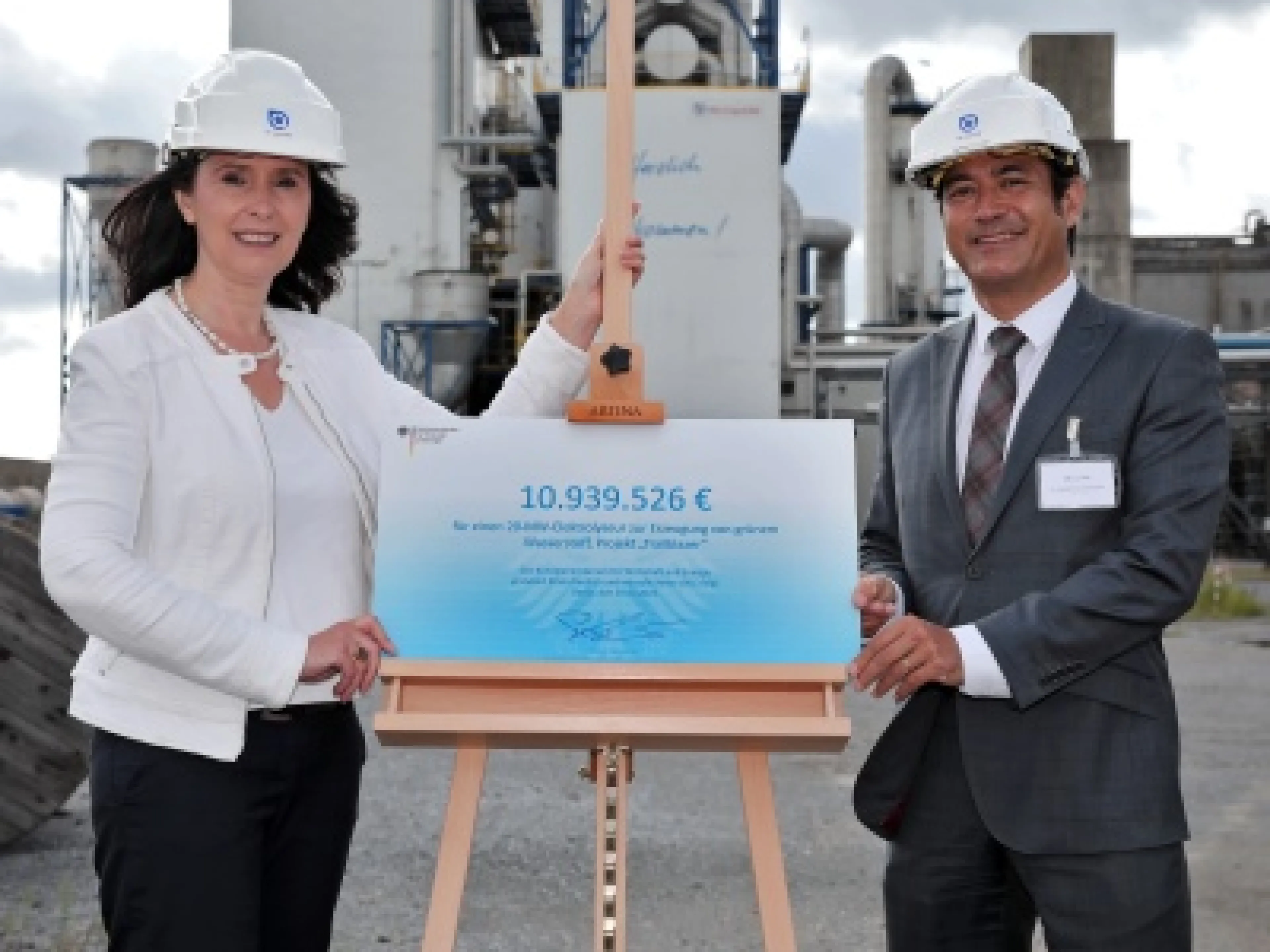 Elisabeth Winkelmeier-Becker, Parlamentarische Staatssekretärin im Bundeswirtschaftsministerium und Gilles Le Van, Vorsitzender der Geschäftsführung der Air Liquide Deutschland