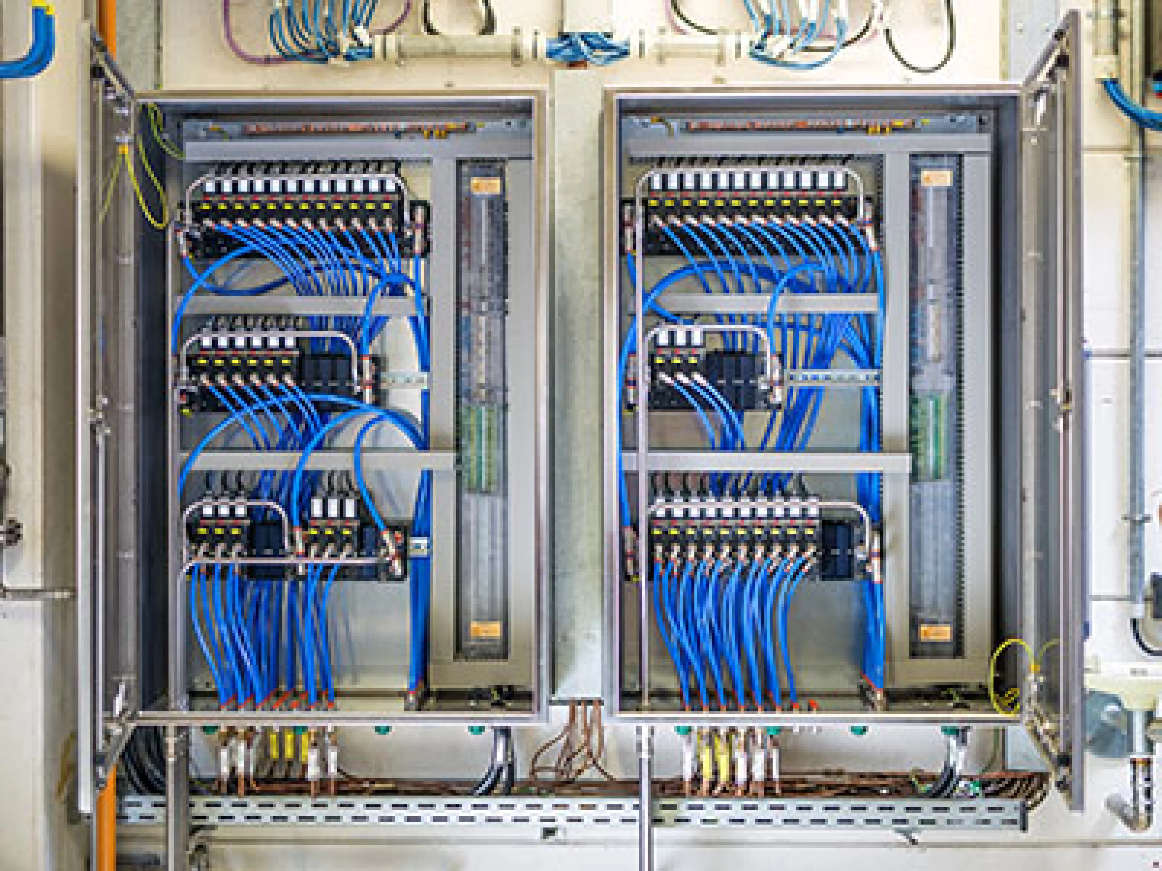In den Atex-Schaltschränken sind je nach benötigter pneumatischer Verschaltung 3/2- und 5/2-Wege Hubanker-Magnetventile platzsparend untergebracht