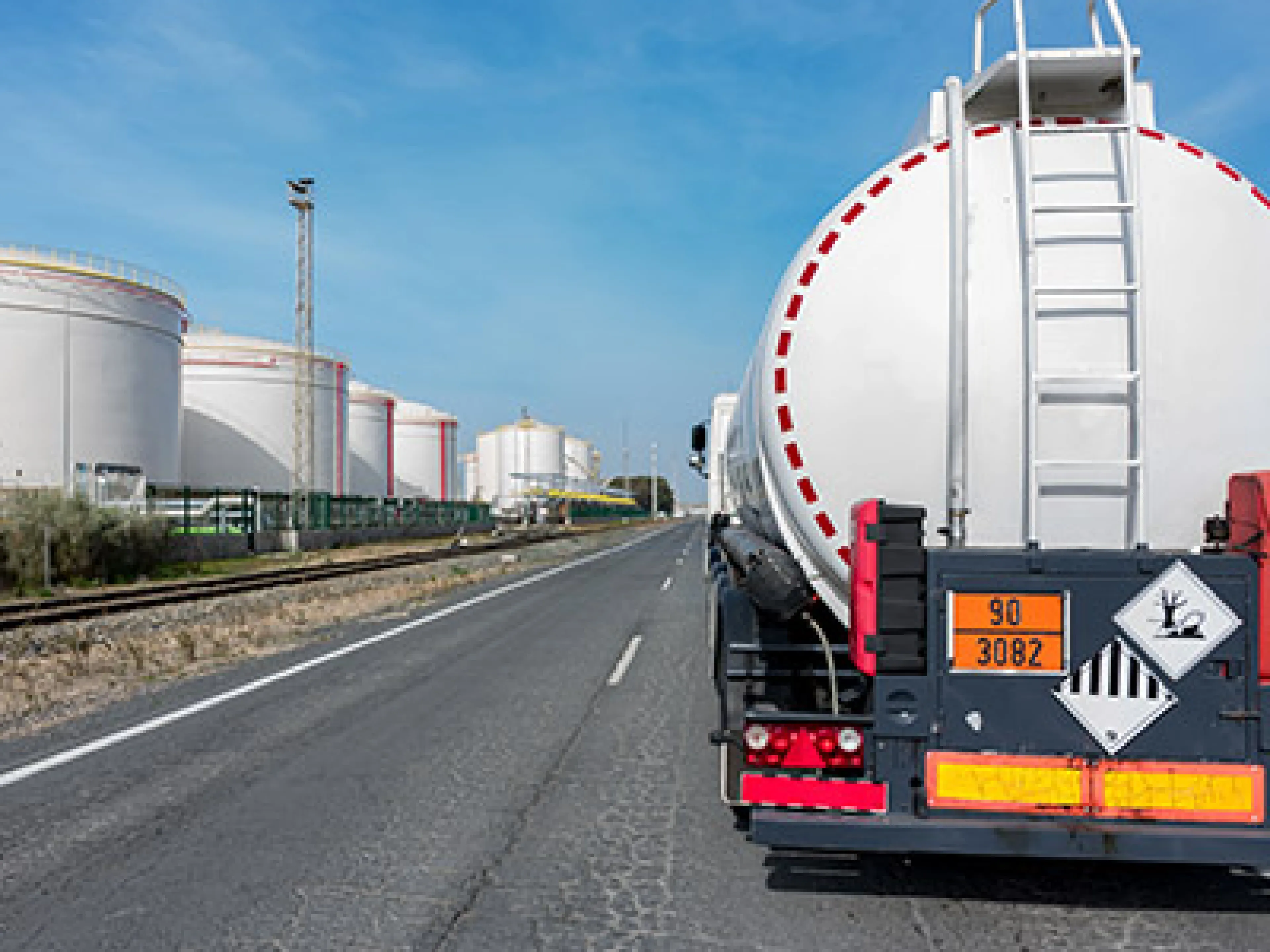 Chemielogistik: LKW auf Straße