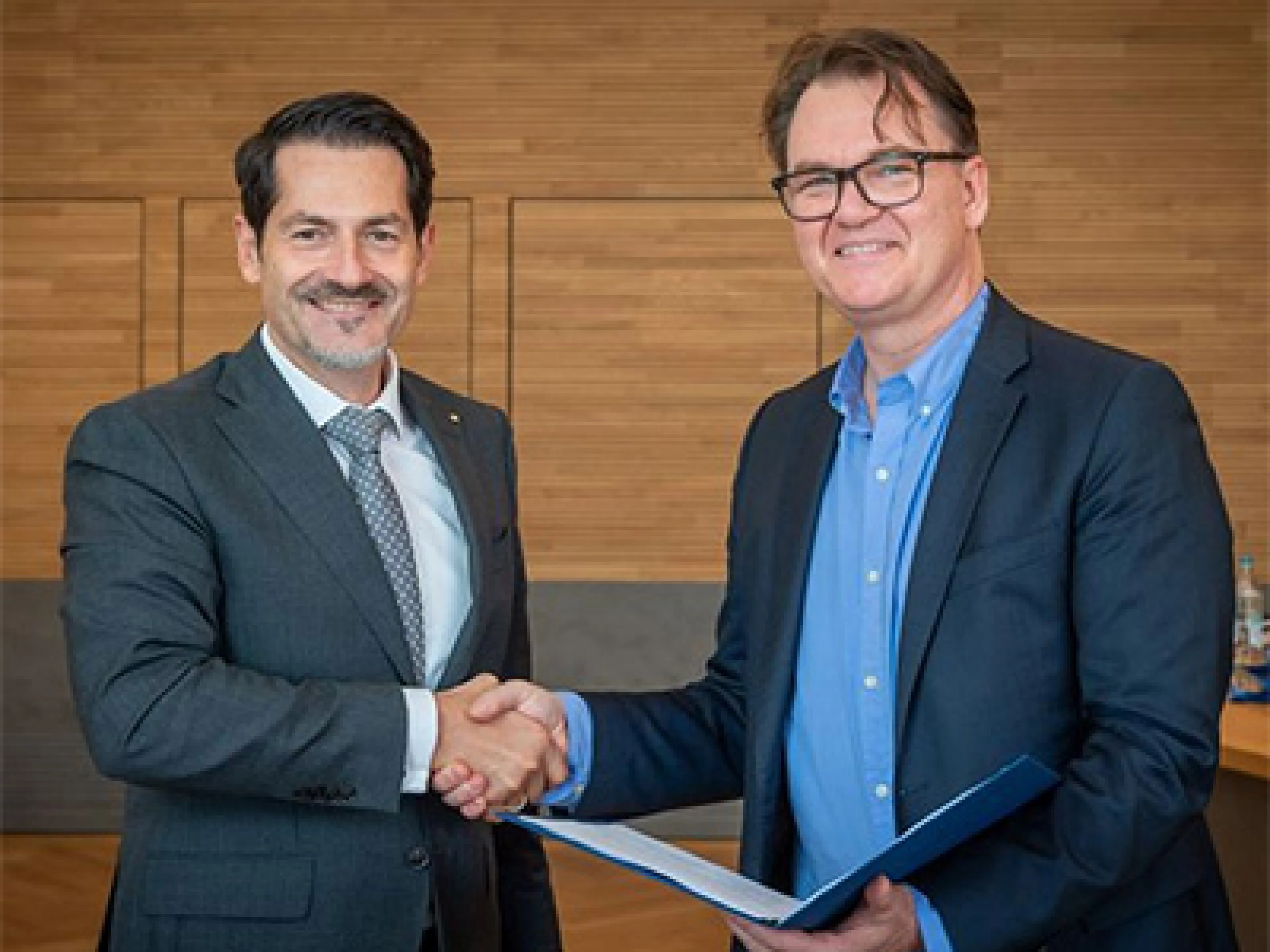 Thomas F. Hofmann und Richard Haldimann freuen sich über die Vertragsverlängerung