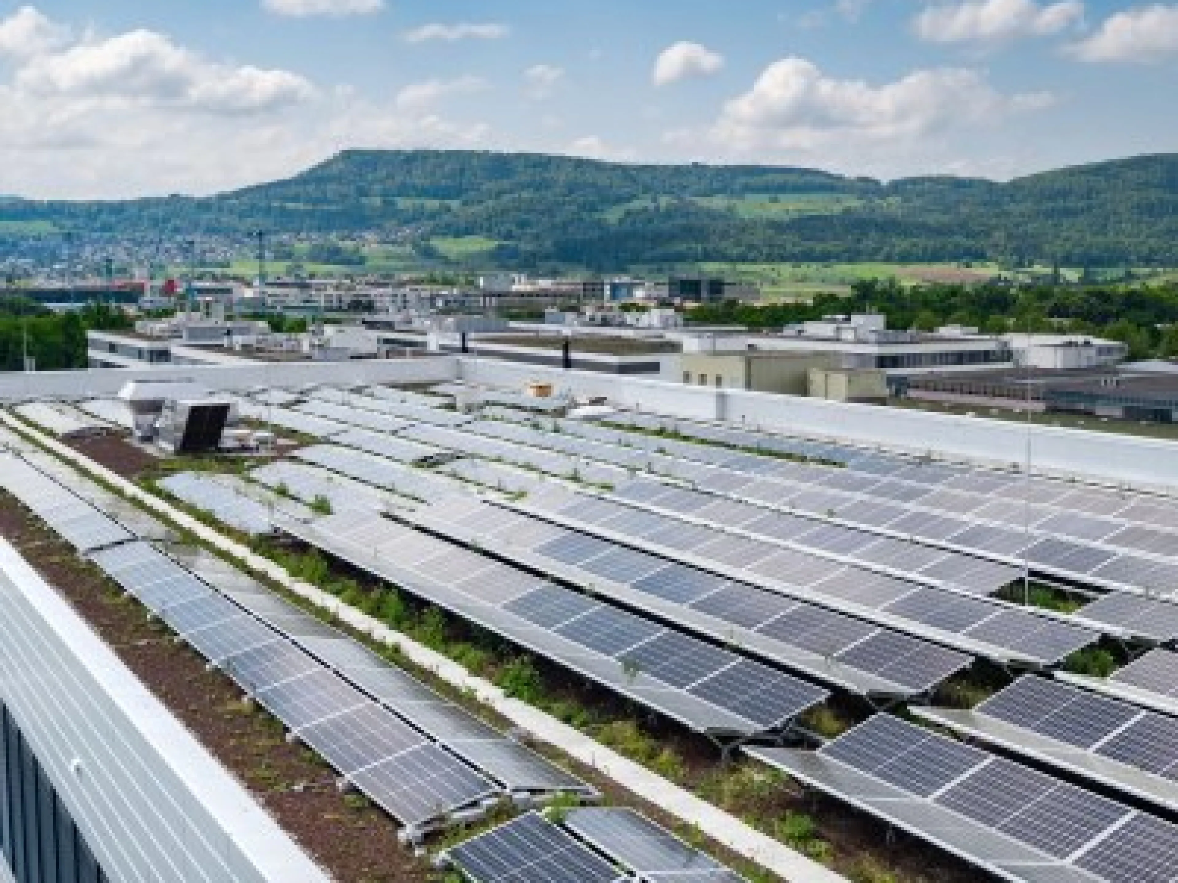 Photovoltaikanlagen auf den Dächern vieler Gebäude von Endress+Hauser erzeugen Solarenergie
