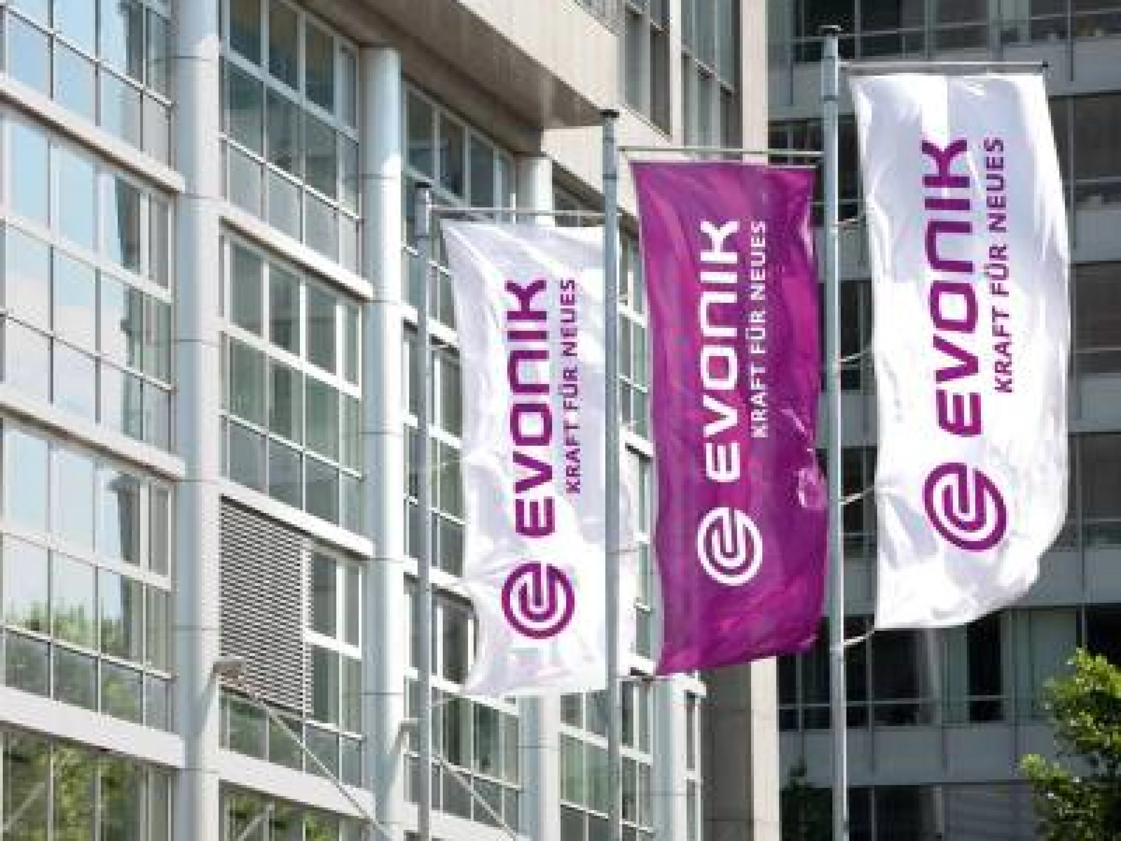 Die hochmoderne Produktionsanlage stärkt den Fokus von Evonik auf Kleb- und Dichtstofflösungen