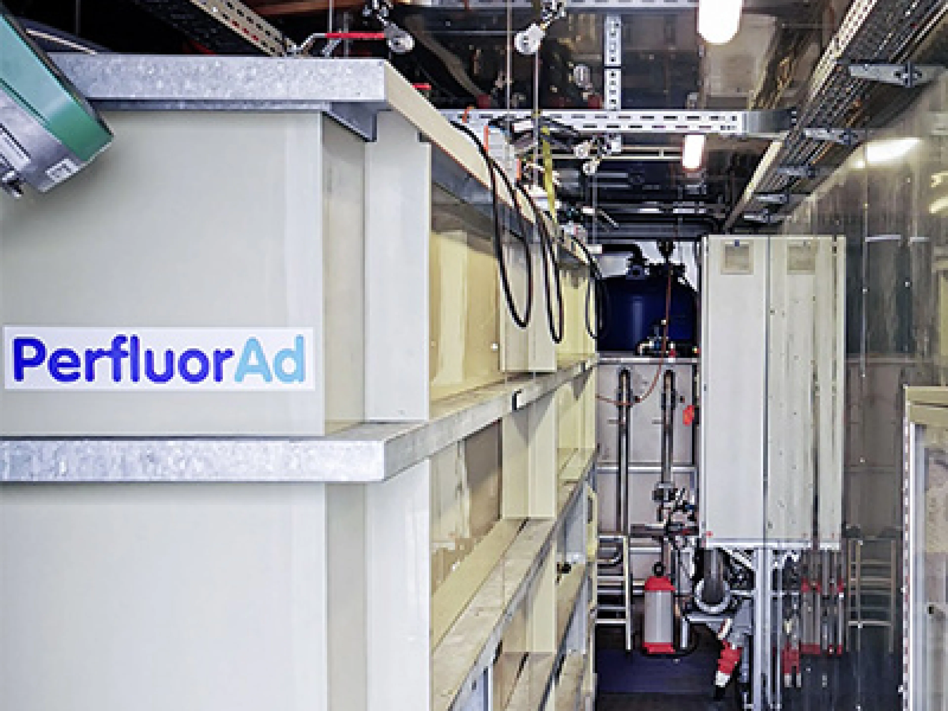 In mobilen Anlagen (PFAS Response Units) werden die PFAS belasteten wässrigen Medien nach dem „PerfluorAd“-Verfahren aufgearbeitet