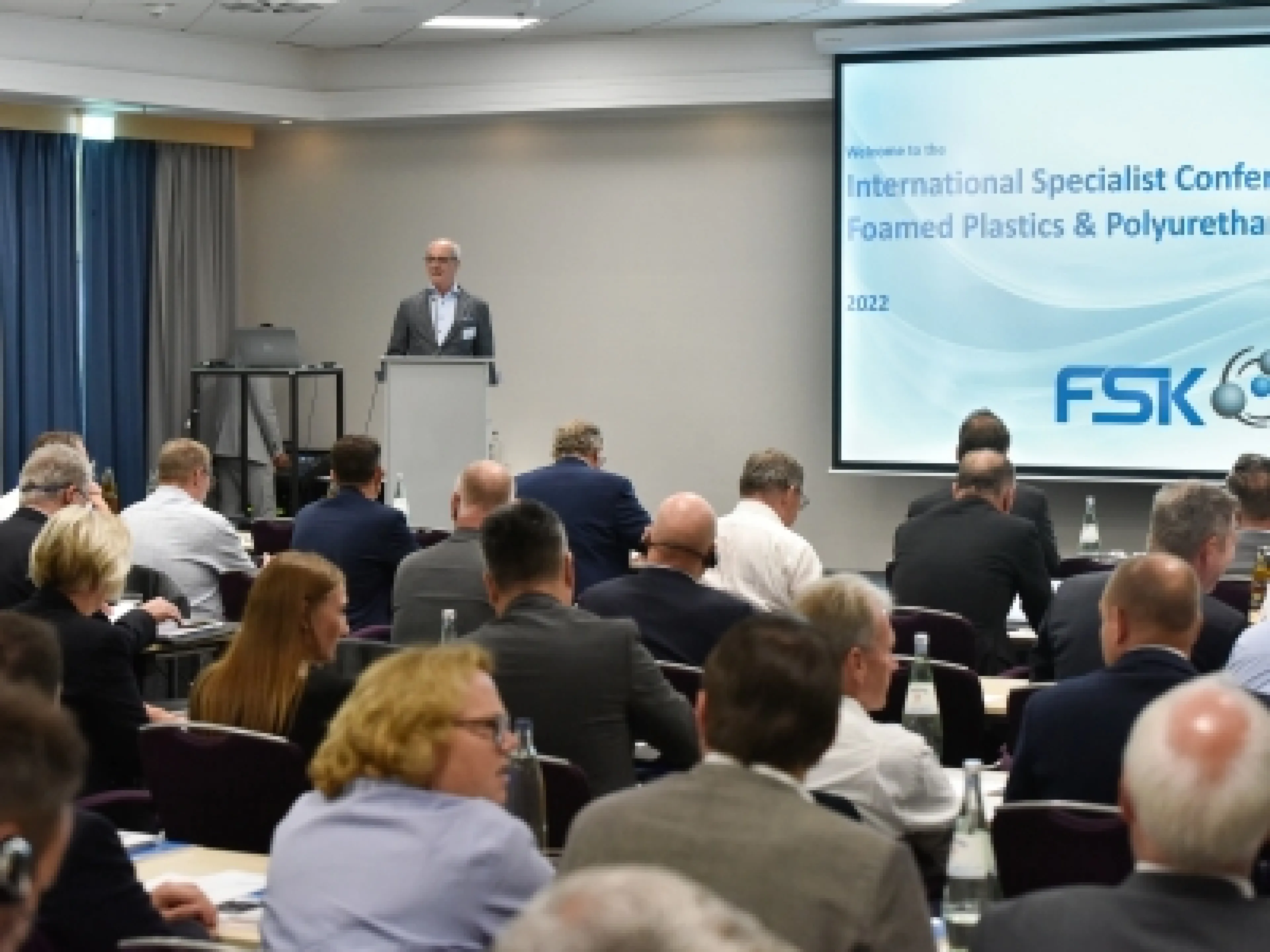FSK-Vorsitzender Albrecht Manderscheid, Cannon Deutschland, eröffnet die 21. internationale Fachtagung Schaumkunststoffe und Polyurethane