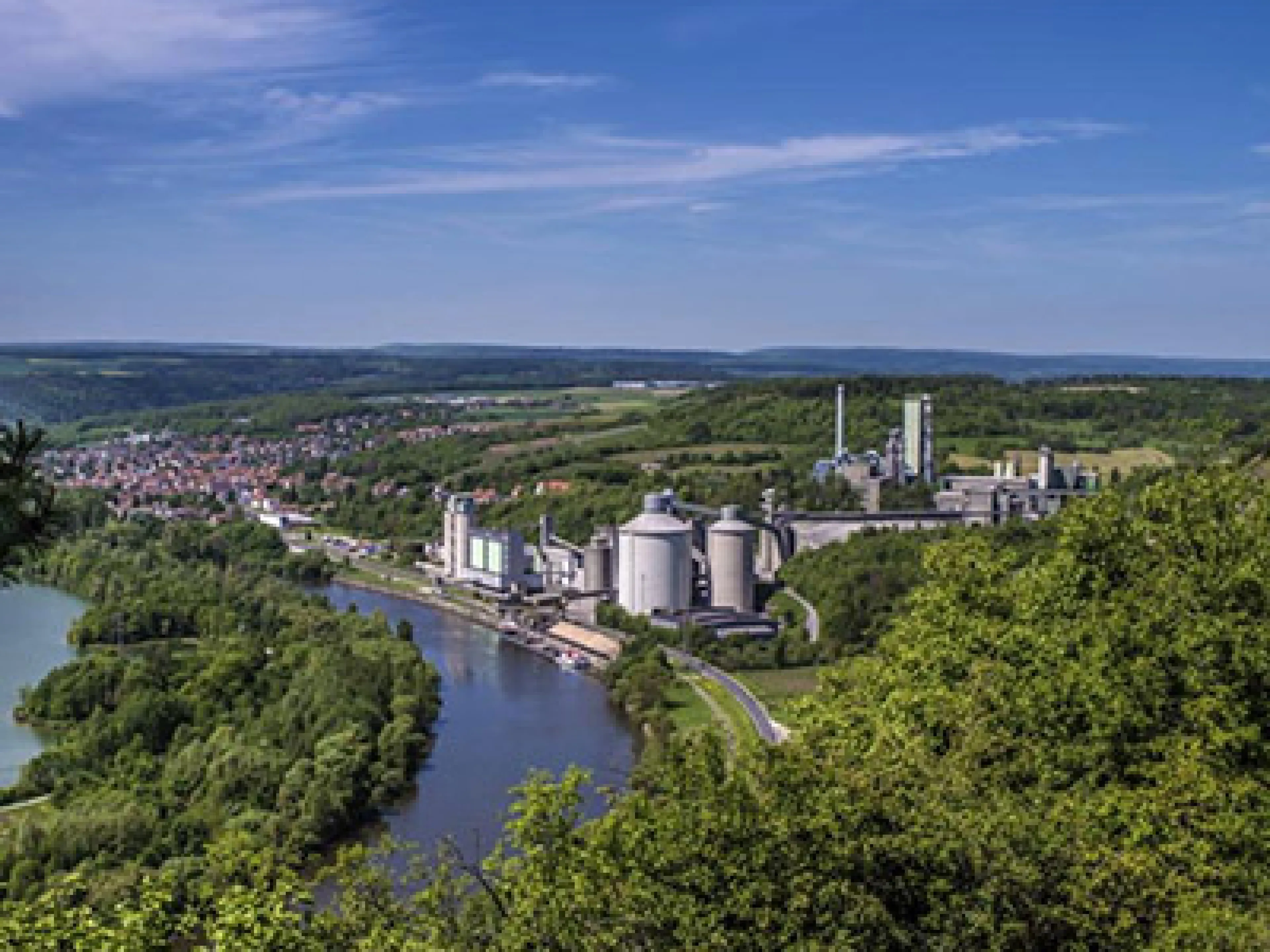 Erste CCU-Großanlage im Zementwerk Lengfurt. Im Werk Lengfurt von Heidelberg Materials soll 2025 die weltweit erste Carbon Capture and Utilisation (CCU)-Anlage im großtechnischen Maßstab in der Zementindustrie in Betrieb gehen