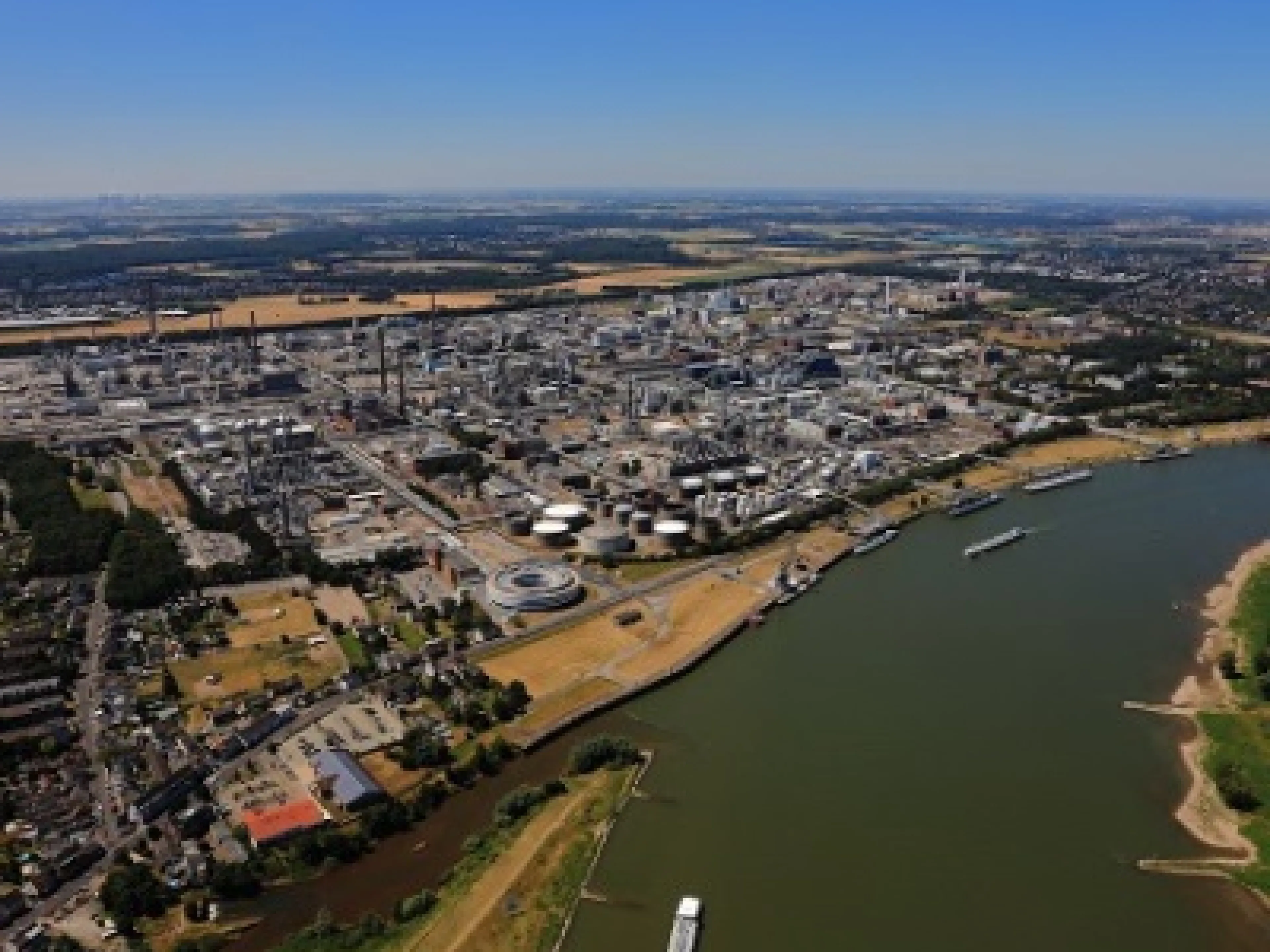 Planen den Aufbau und Betrieb einer 100 Megawatt-Wasserelektrolyse zur Erzeugung von grünem Wasserstoff: Ineos in Köln und Currenta am Chempark-Standort Dormagen