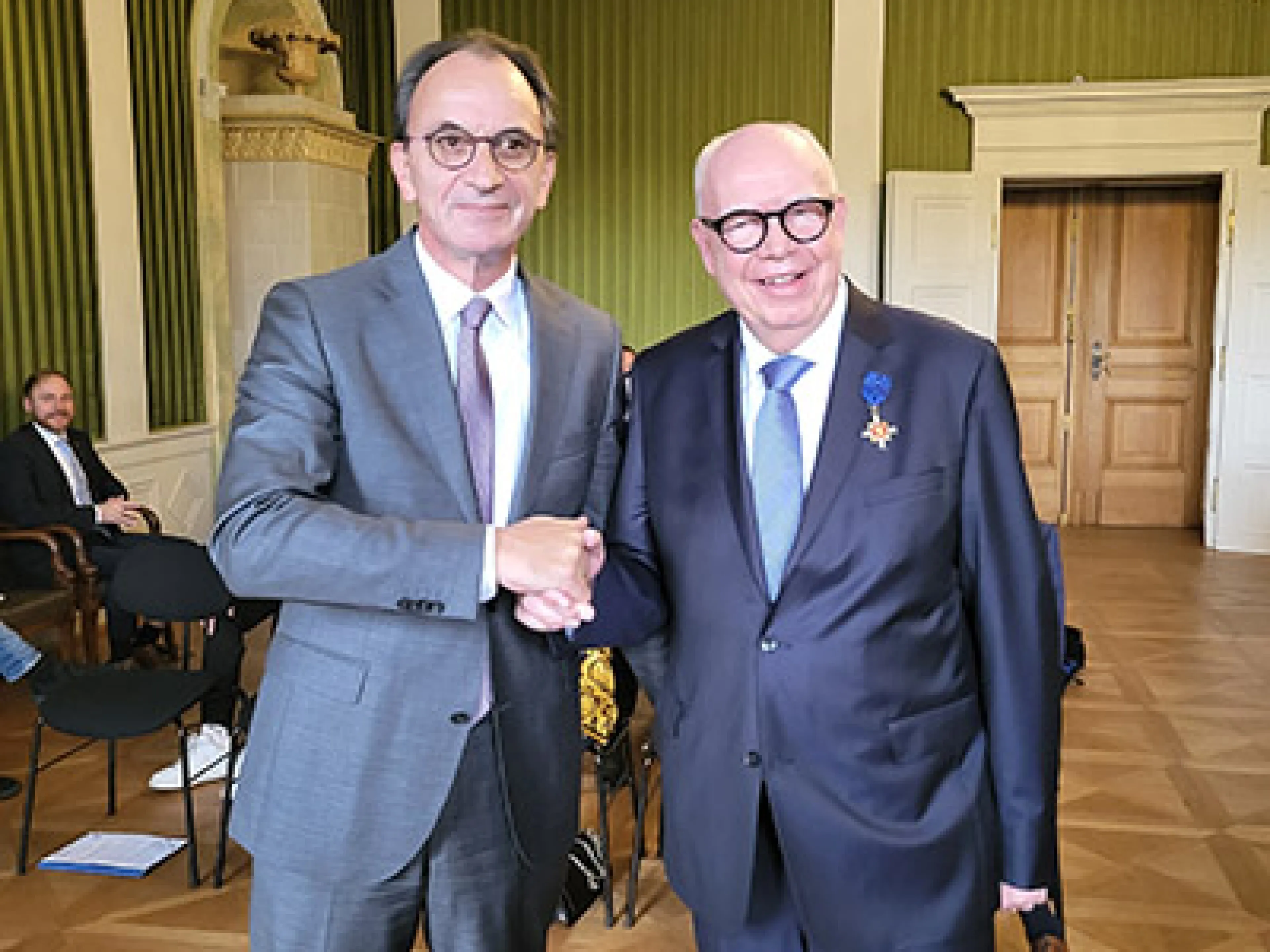 Der hessische Finanzminister Michael Boddenberg (links) hat Bernhard Juchheim mit dem Hessischen Verdienstorden am Bande ausgezeichnet