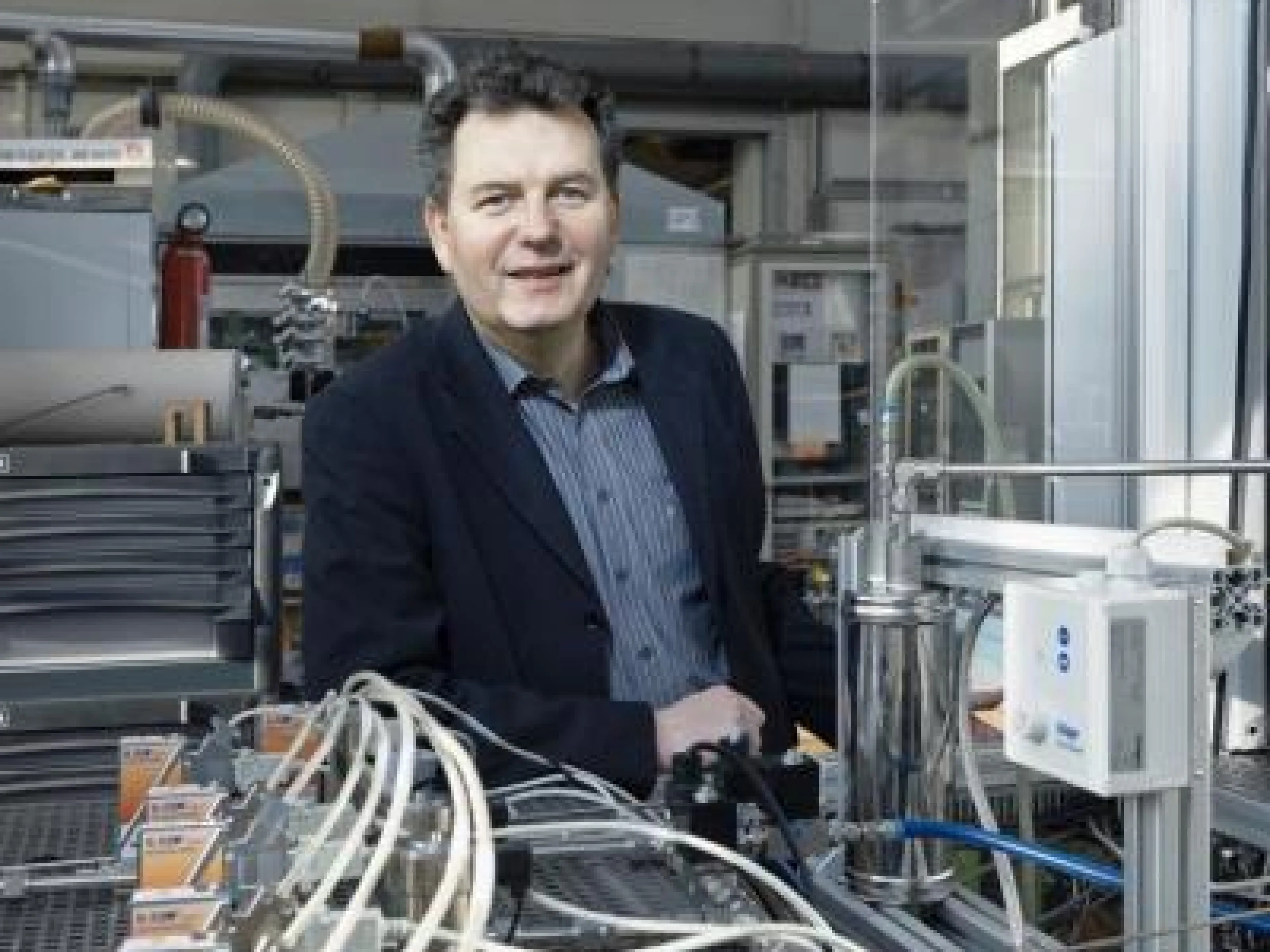 Leibniz-Preisträger Matthias Wessling vor einem Versuchsstand der Aachener Verfahrenstechnik