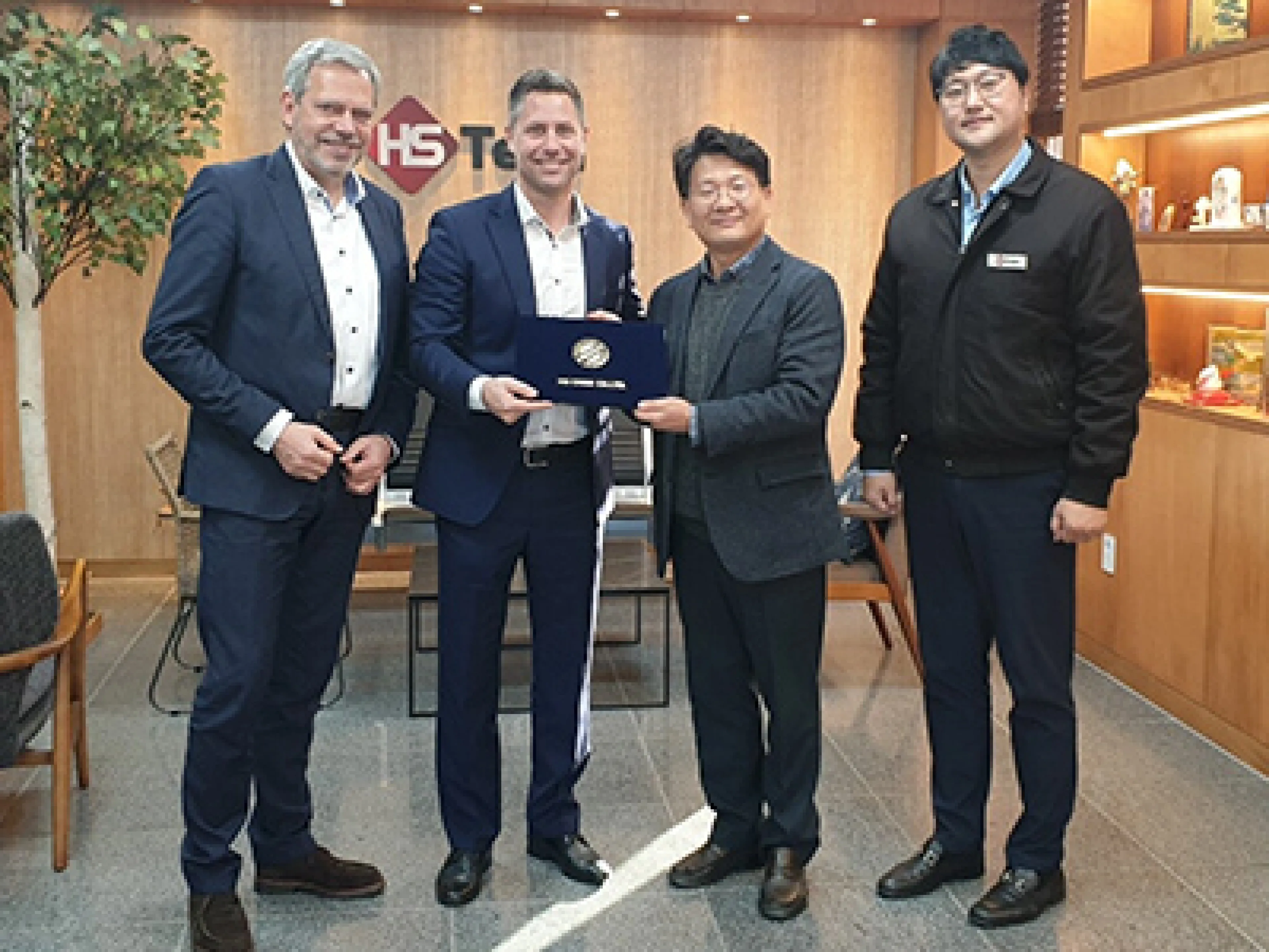 : Peter Kuchenbrod, Business Manager Coatings & Inks bei Nordmann Germany, Torsten Heller, Global Sales Director CASE & Elastomers bei Nordmann, Tony Yang, CEO bei HS Chem und Hwa Suk Park, Deputy General Manager bei HS Chem. 
